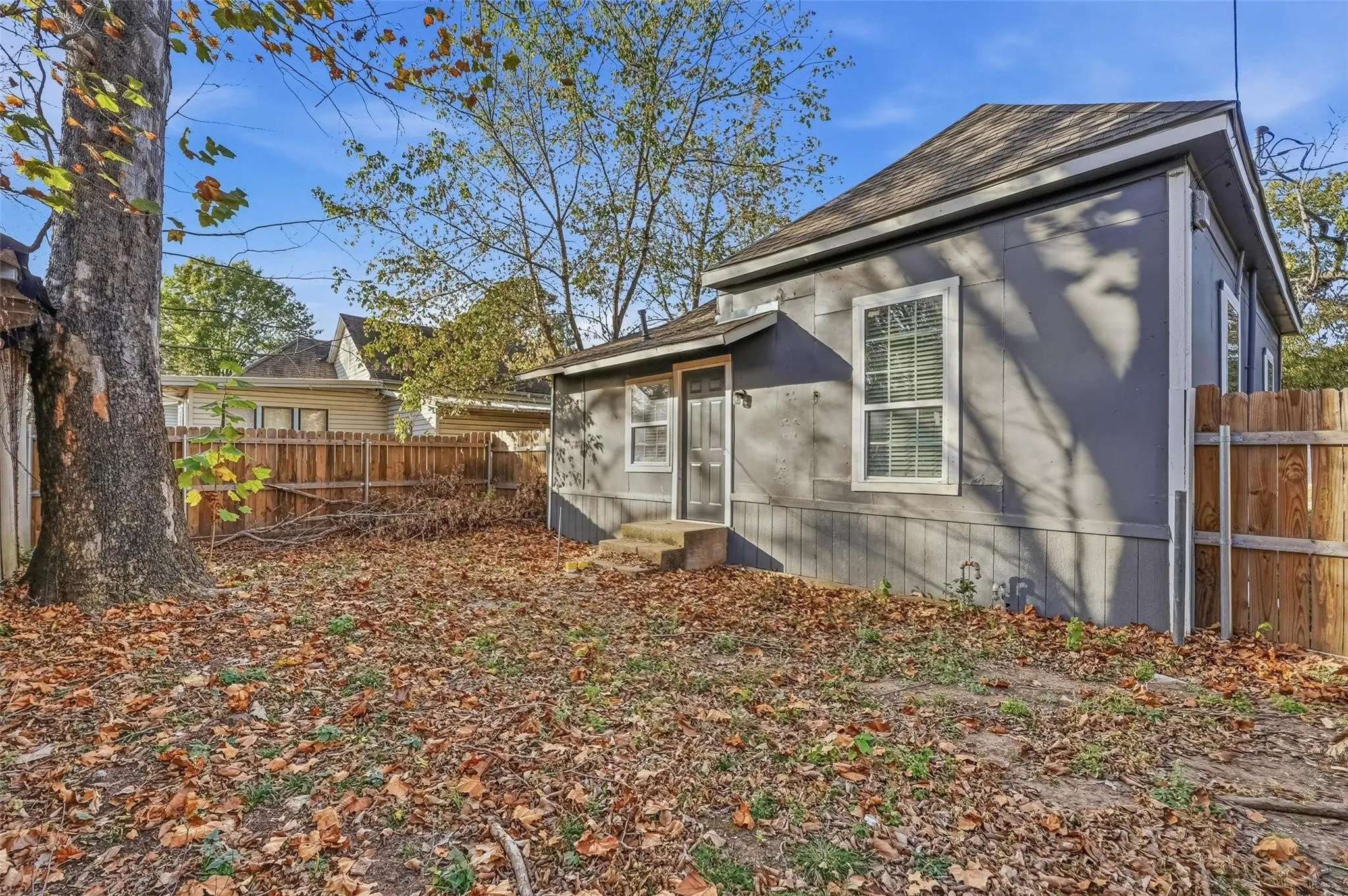 Single Family Residence For Sale in Grayson County , 900 W Morgan Street, Denison, Texas 75020, 2 Bedroom, 1 Bathroom, Garage spaces, 837 Sqft, built in 1920, mls#21365293, Real Estate Agent in Denison, Homes For Sale in Grayson county, Homes For Sale in Denison, Realtor in Denison Texas, Real Estate Brokerage Independent Realty Texas, Luminita Cordes Realtor