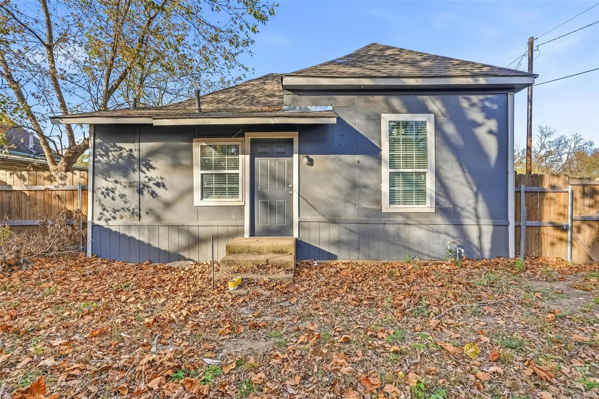Single Family Residence For Sale in Grayson County , 900 W Morgan Street, Denison, Texas 75020, 2 Bedroom, 1 Bathroom, Garage spaces, 837 Sqft, built in 1920, mls#21365293, Real Estate Agent in Denison, Homes For Sale in Grayson county, Homes For Sale in Denison, Realtor in Denison Texas, Real Estate Brokerage Independent Realty Texas, Luminita Cordes Realtor