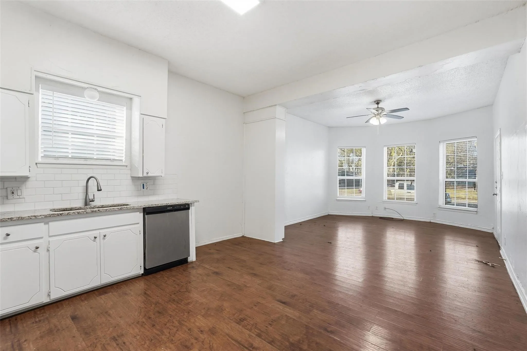 Single Family Residence For Sale in Grayson County , 900 W Morgan Street, Denison, Texas 75020, 2 Bedroom, 1 Bathroom, Garage spaces, 837 Sqft, built in 1920, mls#21365293, Real Estate Agent in Denison, Homes For Sale in Grayson county, Homes For Sale in Denison, Realtor in Denison Texas, Real Estate Brokerage Independent Realty Texas, Luminita Cordes Realtor