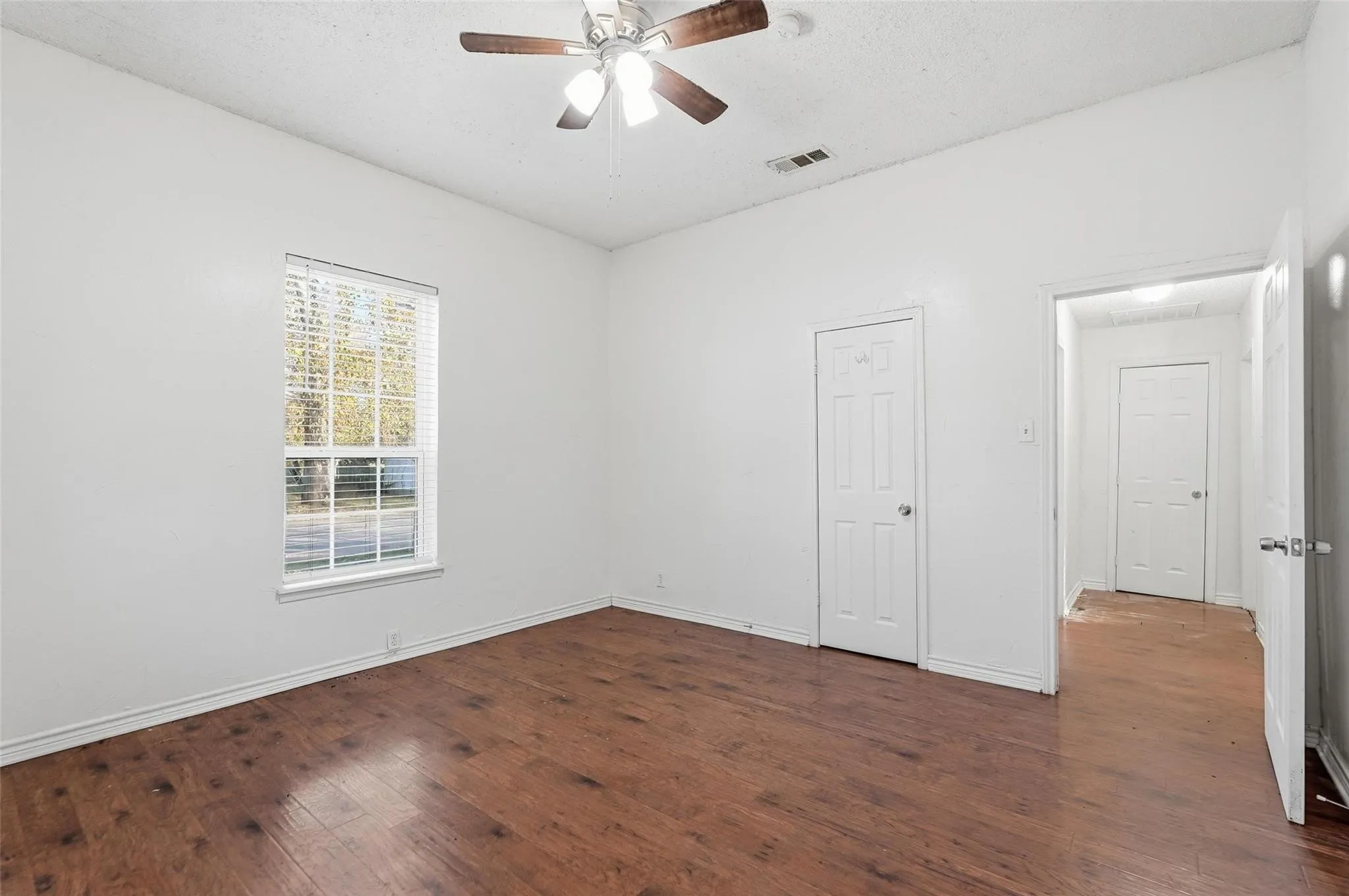 Single Family Residence For Sale in Grayson County , 900 W Morgan Street, Denison, Texas 75020, 2 Bedroom, 1 Bathroom, Garage spaces, 837 Sqft, built in 1920, mls#21365293, Real Estate Agent in Denison, Homes For Sale in Grayson county, Homes For Sale in Denison, Realtor in Denison Texas, Real Estate Brokerage Independent Realty Texas, Luminita Cordes Realtor