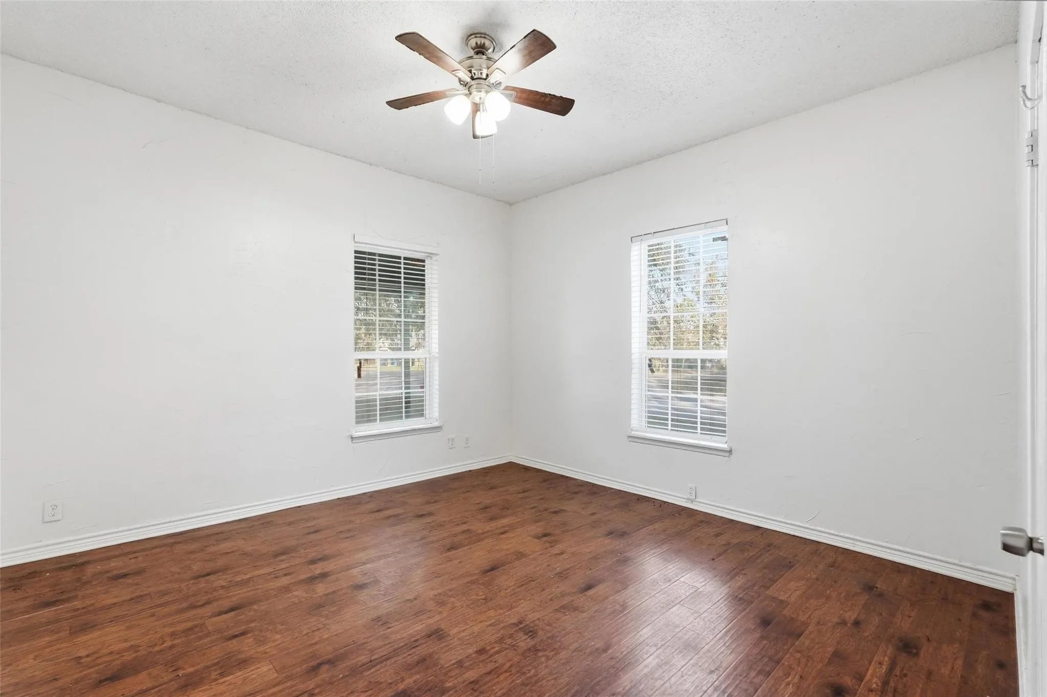 Single Family Residence For Sale in Grayson County , 900 W Morgan Street, Denison, Texas 75020, 2 Bedroom, 1 Bathroom, Garage spaces, 837 Sqft, built in 1920, mls#21365293, Real Estate Agent in Denison, Homes For Sale in Grayson county, Homes For Sale in Denison, Realtor in Denison Texas, Real Estate Brokerage Independent Realty Texas, Luminita Cordes Realtor