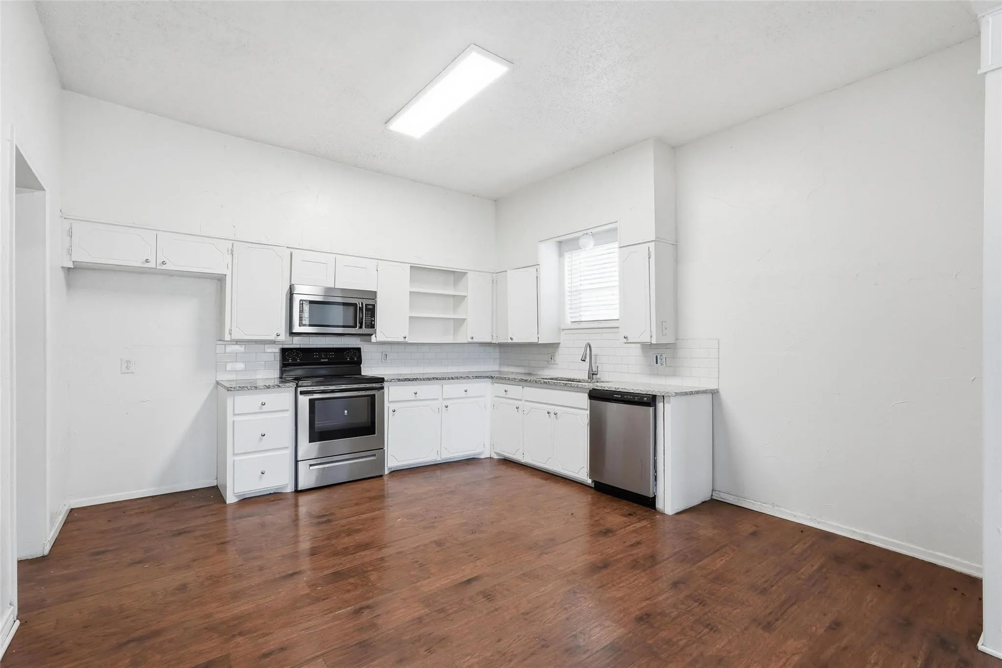 Single Family Residence For Sale in Grayson County , 900 W Morgan Street, Denison, Texas 75020, 2 Bedroom, 1 Bathroom, Garage spaces, 837 Sqft, built in 1920, mls#21365293, Real Estate Agent in Denison, Homes For Sale in Grayson county, Homes For Sale in Denison, Realtor in Denison Texas, Real Estate Brokerage Independent Realty Texas, Luminita Cordes Realtor