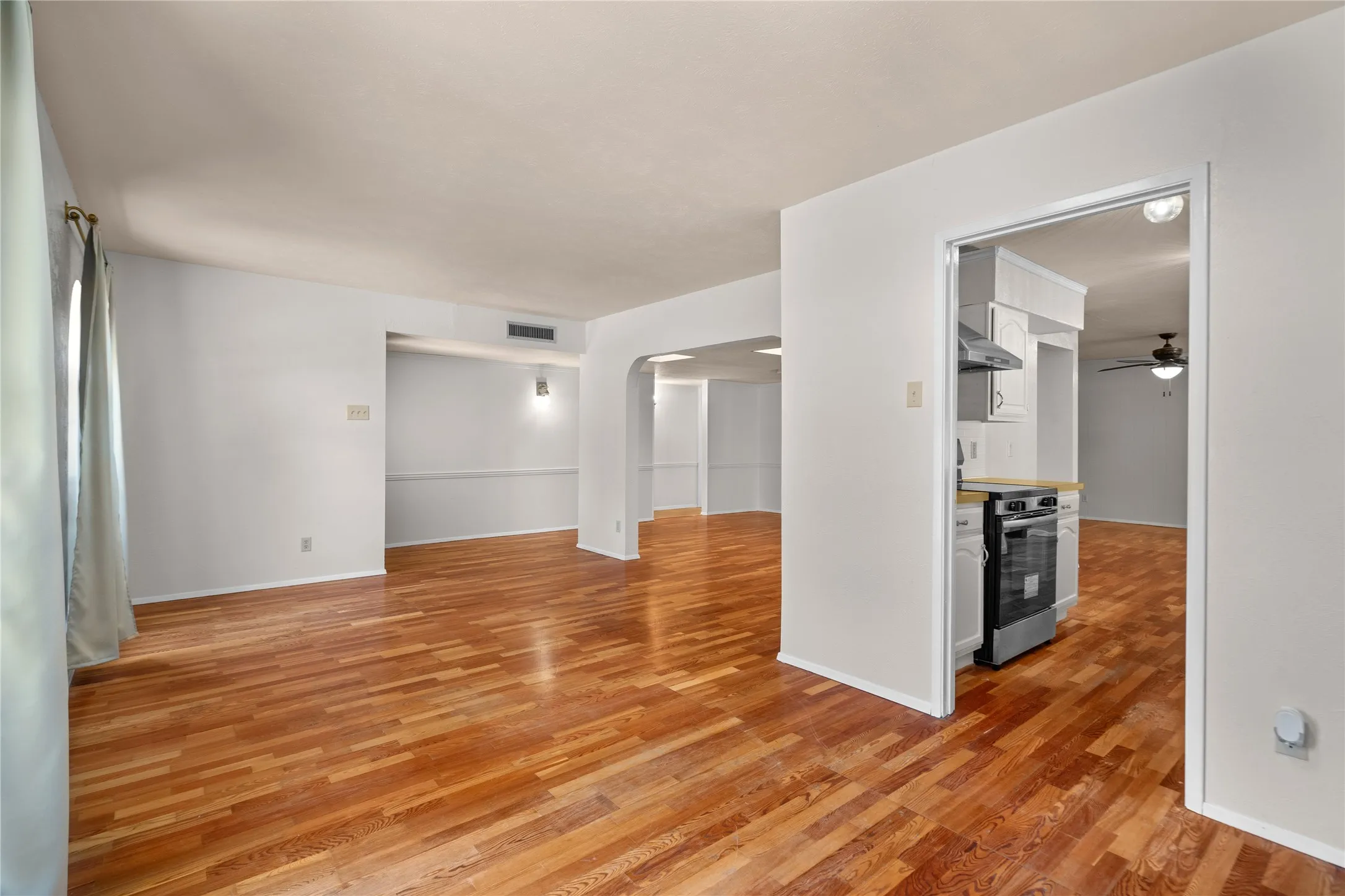 Single Family Residence For Rent in Dallas County , 2801 Clover Valley Drive, Garland, Texas 75043, 3 Bedroom, 2 Bathroom, 2 Garage spaces, 1,695 Sqft, built in 1974, mls#21367656, Real Estate Agent in Garland, Homes For Rent in Dallas county, Homes For Rent in Garland, Realtor in Garland Texas, Real Estate Brokerage Independent Realty Texas, Luminita Cordes Realtor