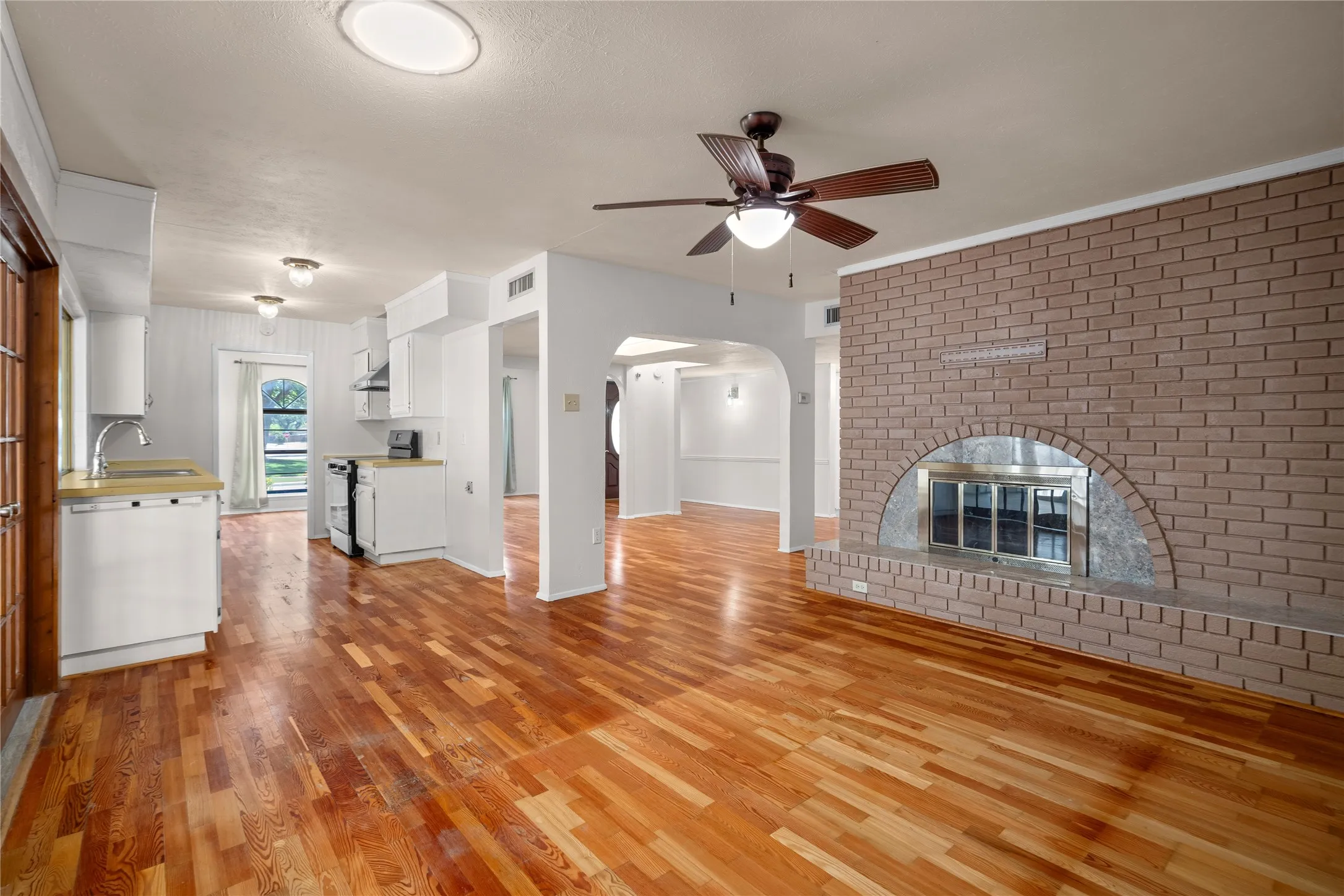 Single Family Residence For Rent in Dallas County , 2801 Clover Valley Drive, Garland, Texas 75043, 3 Bedroom, 2 Bathroom, 2 Garage spaces, 1,695 Sqft, built in 1974, mls#21367656, Real Estate Agent in Garland, Homes For Rent in Dallas county, Homes For Rent in Garland, Realtor in Garland Texas, Real Estate Brokerage Independent Realty Texas, Luminita Cordes Realtor