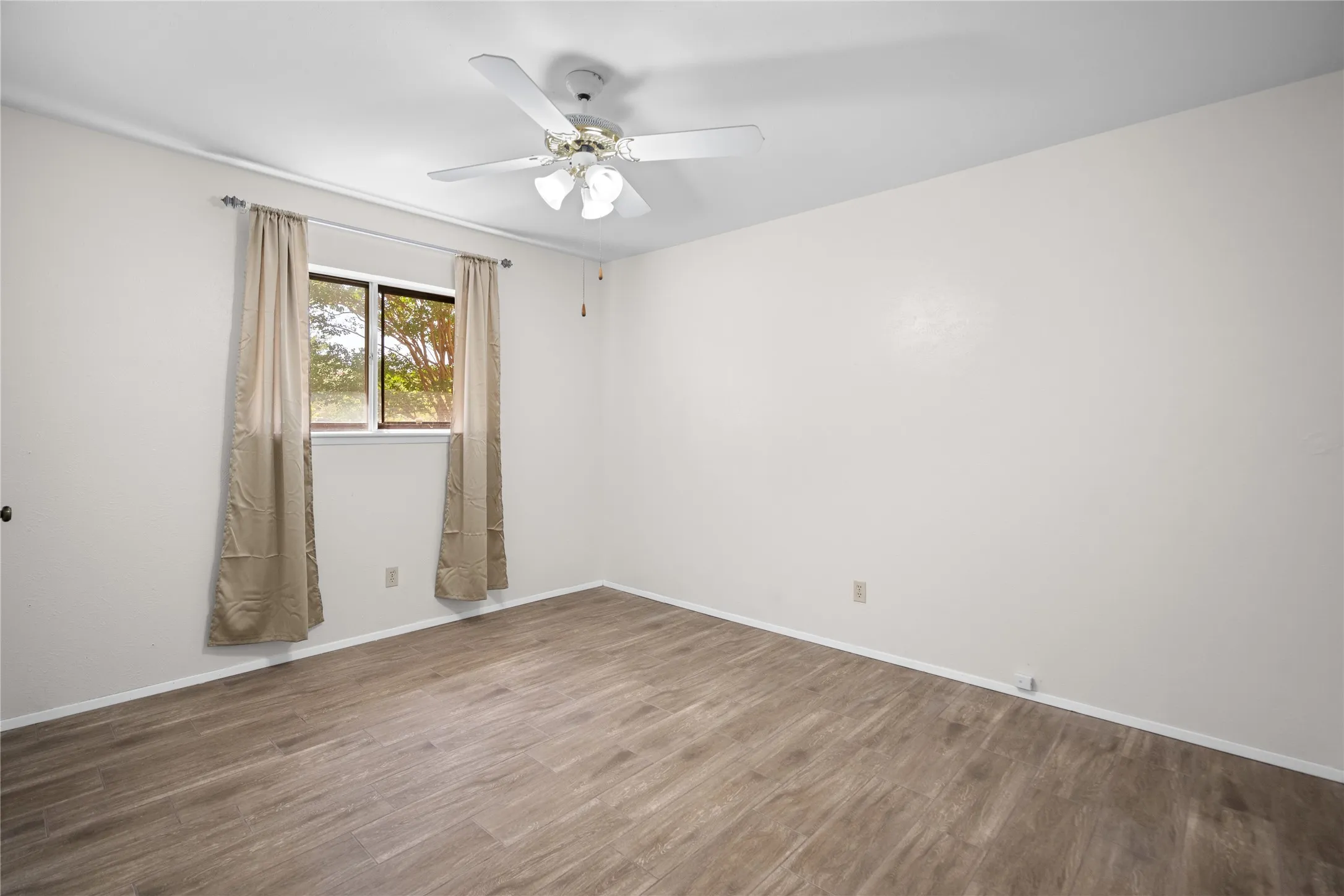 Single Family Residence For Rent in Dallas County , 2801 Clover Valley Drive, Garland, Texas 75043, 3 Bedroom, 2 Bathroom, 2 Garage spaces, 1,695 Sqft, built in 1974, mls#21367656, Real Estate Agent in Garland, Homes For Rent in Dallas county, Homes For Rent in Garland, Realtor in Garland Texas, Real Estate Brokerage Independent Realty Texas, Luminita Cordes Realtor