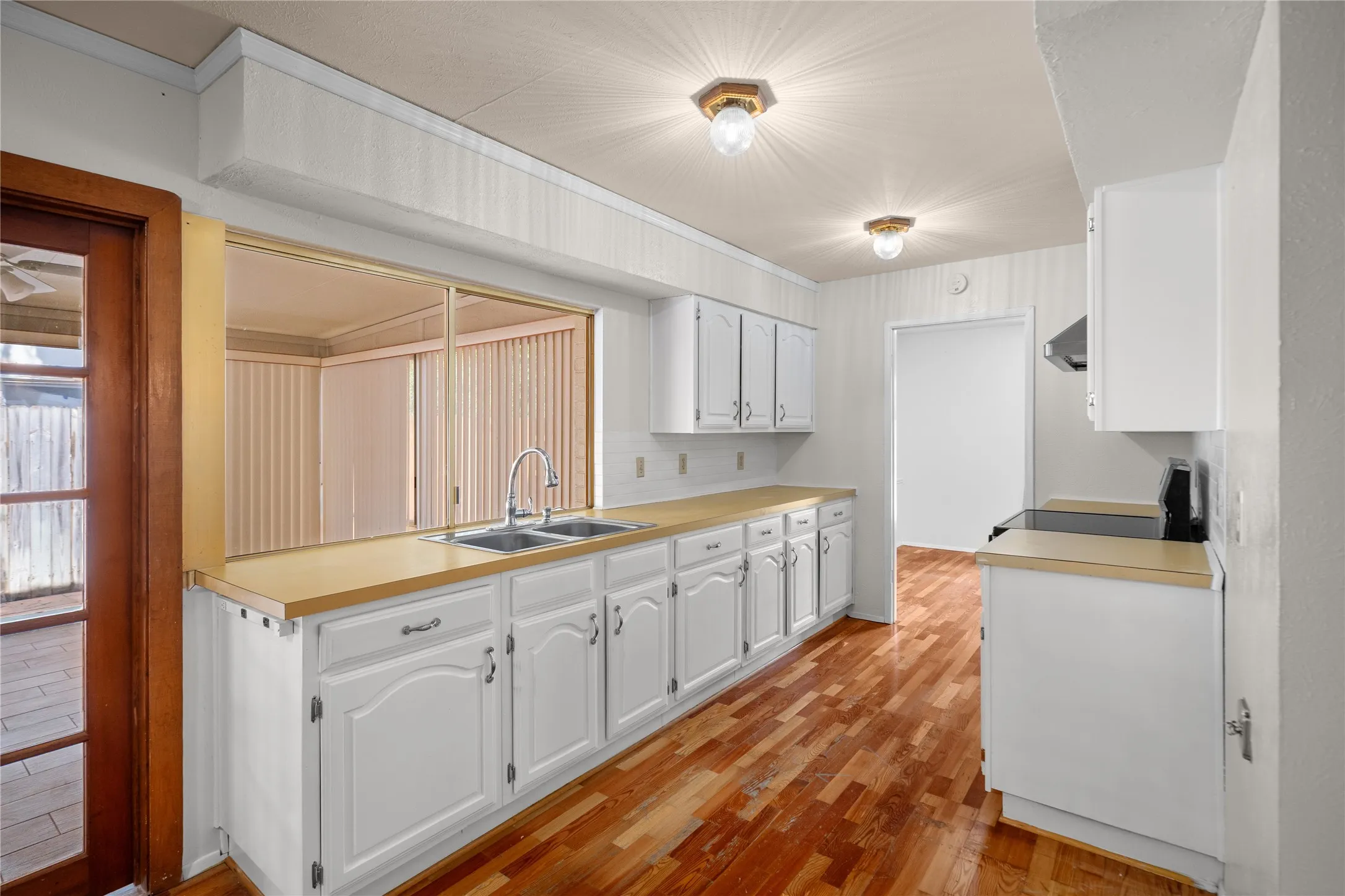 Single Family Residence For Rent in Dallas County , 2801 Clover Valley Drive, Garland, Texas 75043, 3 Bedroom, 2 Bathroom, 2 Garage spaces, 1,695 Sqft, built in 1974, mls#21367656, Real Estate Agent in Garland, Homes For Rent in Dallas county, Homes For Rent in Garland, Realtor in Garland Texas, Real Estate Brokerage Independent Realty Texas, Luminita Cordes Realtor