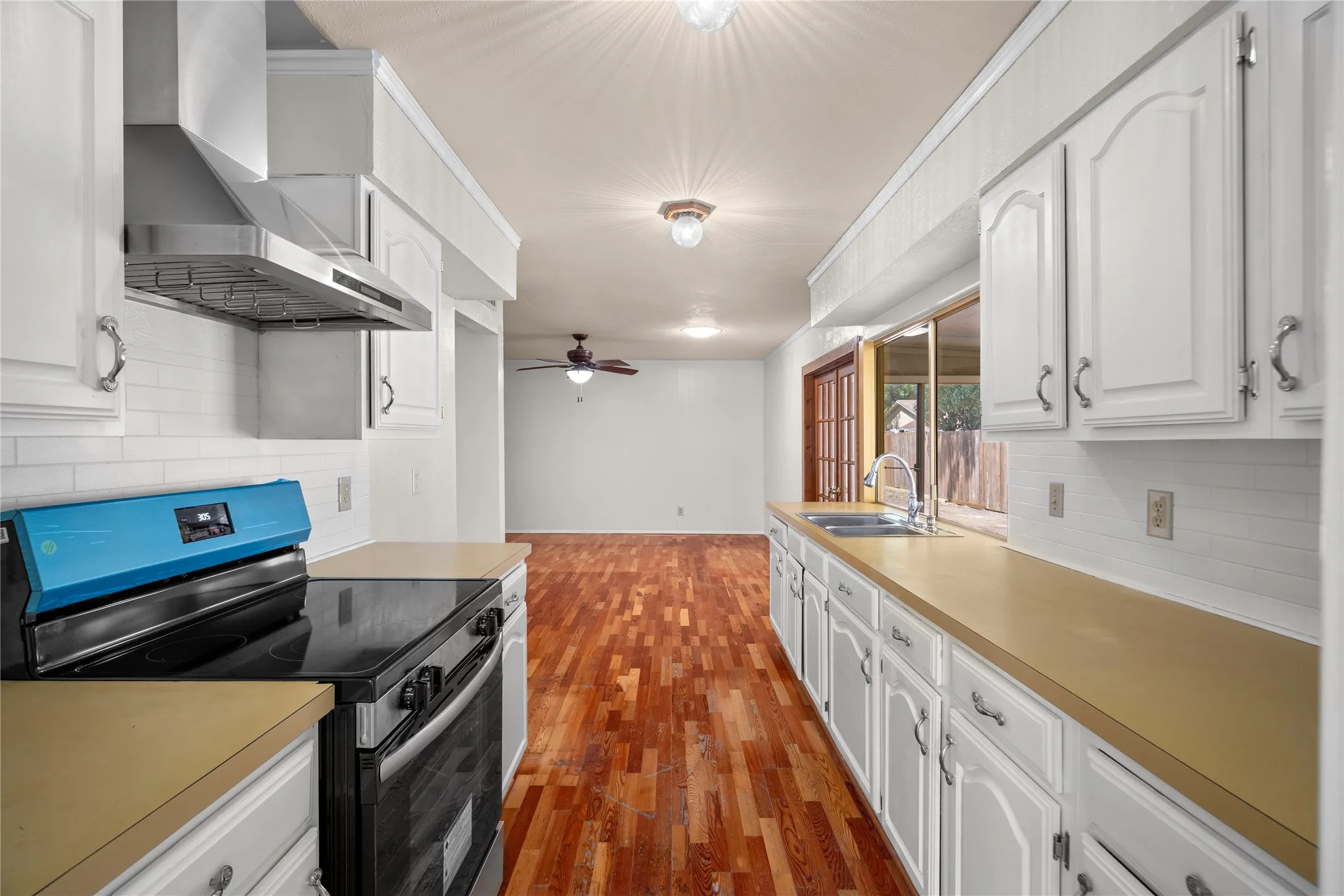 Single Family Residence For Rent in Dallas County , 2801 Clover Valley Drive, Garland, Texas 75043, 3 Bedroom, 2 Bathroom, 2 Garage spaces, 1,695 Sqft, built in 1974, mls#21367656, Real Estate Agent in Garland, Homes For Rent in Dallas county, Homes For Rent in Garland, Realtor in Garland Texas, Real Estate Brokerage Independent Realty Texas, Luminita Cordes Realtor