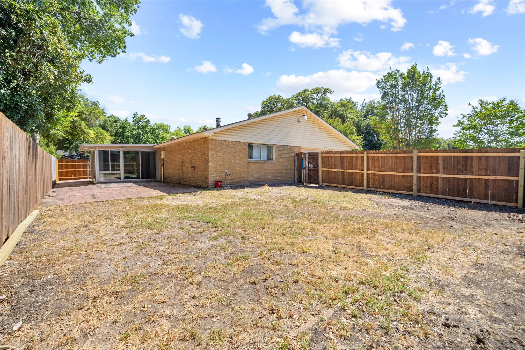 Single Family Residence For Rent in Dallas County , 2801 Clover Valley Drive, Garland, Texas 75043, 3 Bedroom, 2 Bathroom, 2 Garage spaces, 1,695 Sqft, built in 1974, mls#21367656, Real Estate Agent in Garland, Homes For Rent in Dallas county, Homes For Rent in Garland, Realtor in Garland Texas, Real Estate Brokerage Independent Realty Texas, Luminita Cordes Realtor