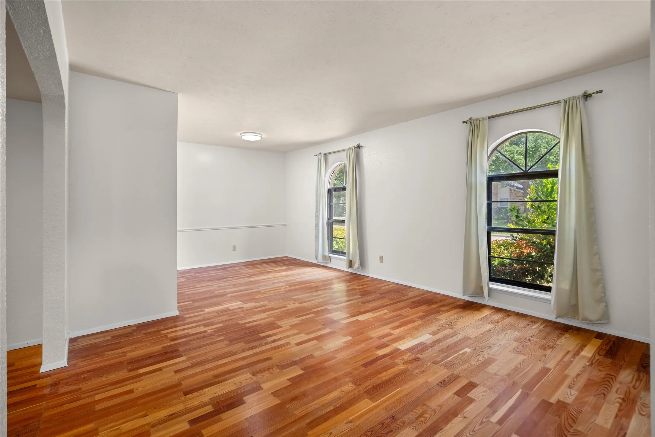 Single Family Residence For Rent in Dallas County , 2801 Clover Valley Drive, Garland, Texas 75043, 3 Bedroom, 2 Bathroom, 2 Garage spaces, 1,695 Sqft, built in 1974, mls#21367656, Real Estate Agent in Garland, Homes For Rent in Dallas county, Homes For Rent in Garland, Realtor in Garland Texas, Real Estate Brokerage Independent Realty Texas, Luminita Cordes Realtor