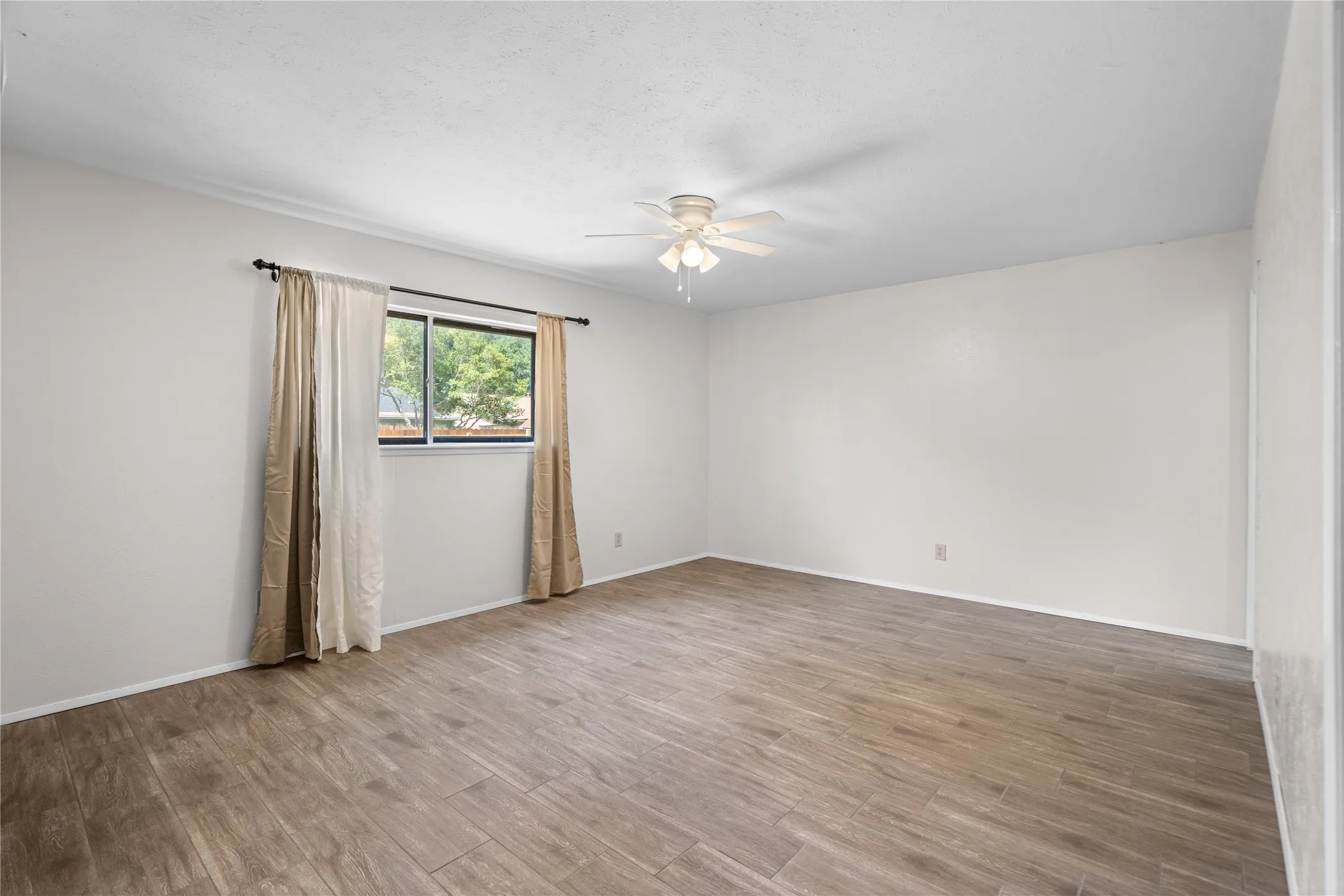 Single Family Residence For Rent in Dallas County , 2801 Clover Valley Drive, Garland, Texas 75043, 3 Bedroom, 2 Bathroom, 2 Garage spaces, 1,695 Sqft, built in 1974, mls#21367656, Real Estate Agent in Garland, Homes For Rent in Dallas county, Homes For Rent in Garland, Realtor in Garland Texas, Real Estate Brokerage Independent Realty Texas, Luminita Cordes Realtor