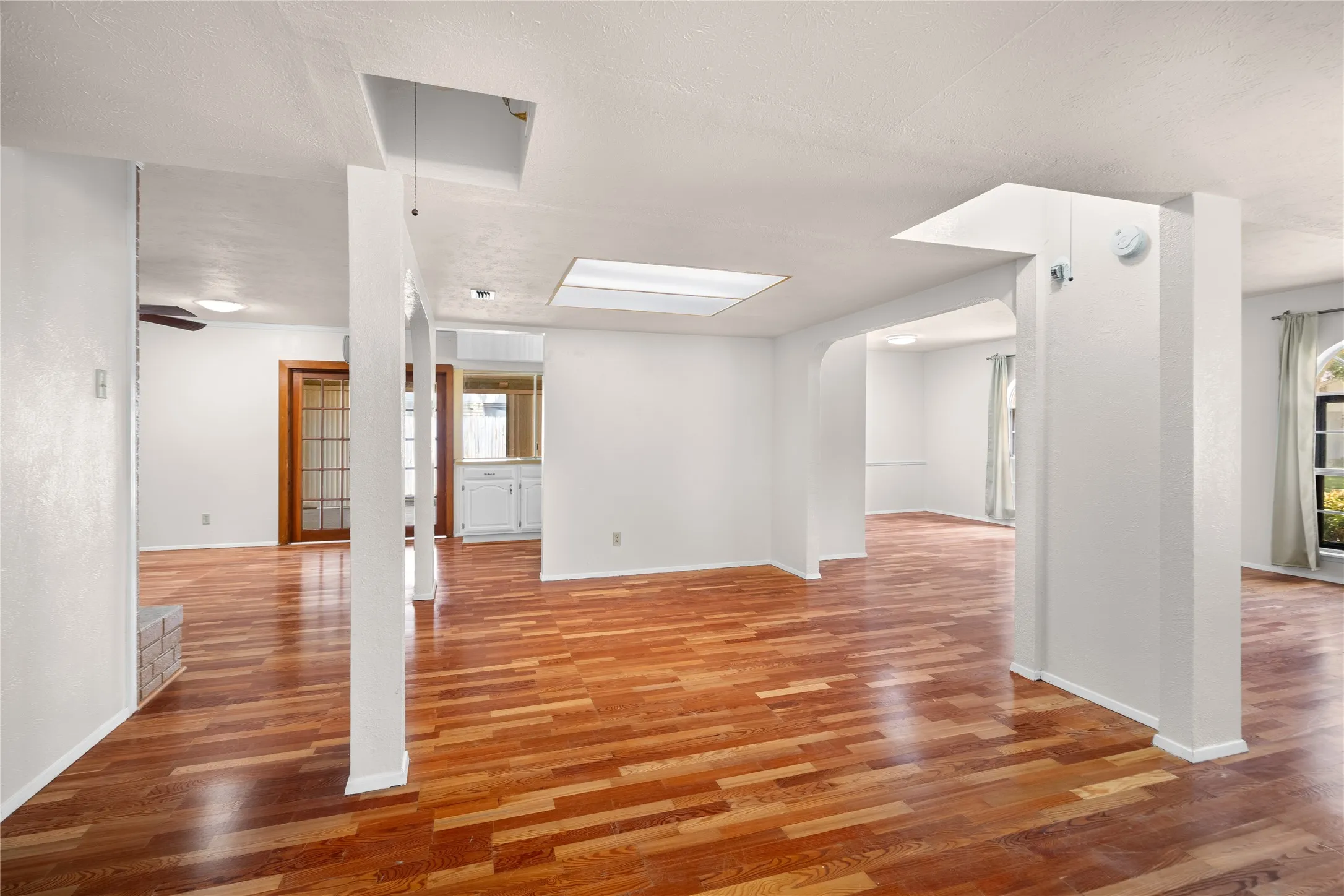 Single Family Residence For Rent in Dallas County , 2801 Clover Valley Drive, Garland, Texas 75043, 3 Bedroom, 2 Bathroom, 2 Garage spaces, 1,695 Sqft, built in 1974, mls#21367656, Real Estate Agent in Garland, Homes For Rent in Dallas county, Homes For Rent in Garland, Realtor in Garland Texas, Real Estate Brokerage Independent Realty Texas, Luminita Cordes Realtor