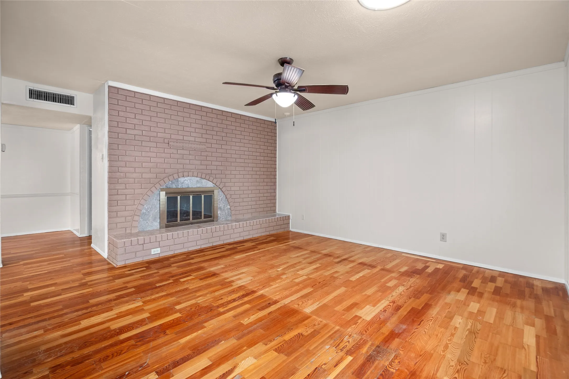 Single Family Residence For Rent in Dallas County , 2801 Clover Valley Drive, Garland, Texas 75043, 3 Bedroom, 2 Bathroom, 2 Garage spaces, 1,695 Sqft, built in 1974, mls#21367656, Real Estate Agent in Garland, Homes For Rent in Dallas county, Homes For Rent in Garland, Realtor in Garland Texas, Real Estate Brokerage Independent Realty Texas, Luminita Cordes Realtor