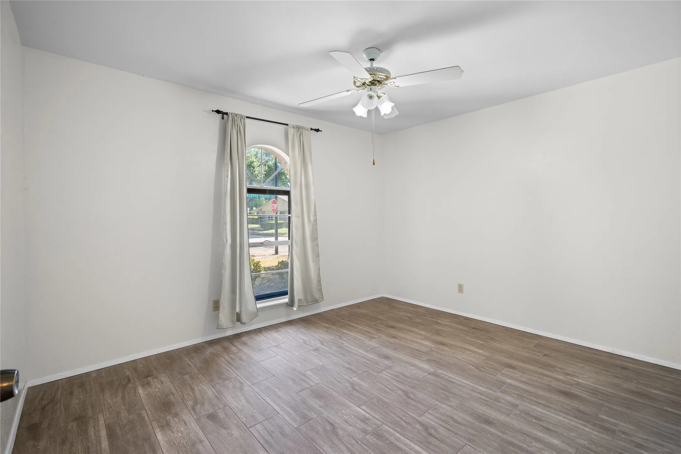 Single Family Residence For Rent in Dallas County , 2801 Clover Valley Drive, Garland, Texas 75043, 3 Bedroom, 2 Bathroom, 2 Garage spaces, 1,695 Sqft, built in 1974, mls#21367656, Real Estate Agent in Garland, Homes For Rent in Dallas county, Homes For Rent in Garland, Realtor in Garland Texas, Real Estate Brokerage Independent Realty Texas, Luminita Cordes Realtor