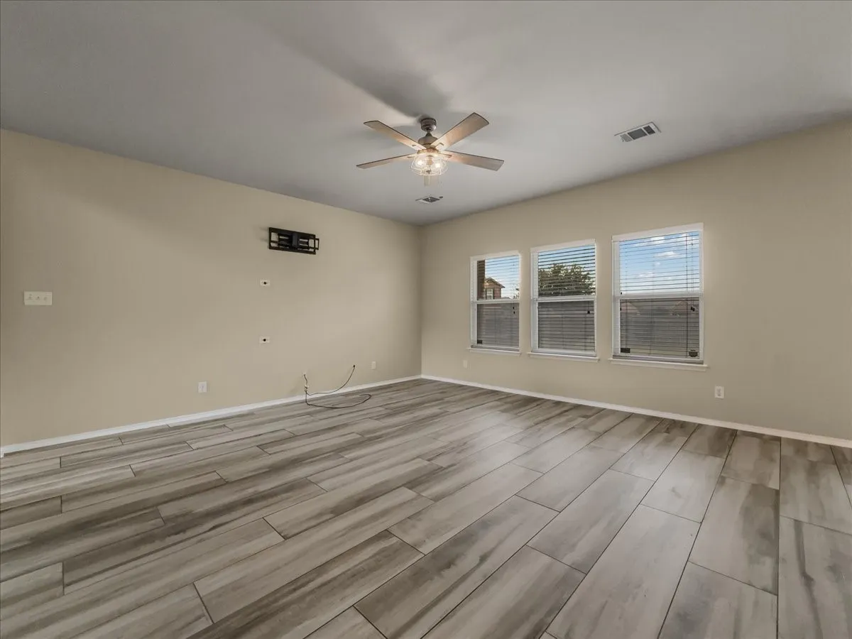 Single Family Residence For Sale in Tarrant County , 5701 Parkview Hills Lane, Fort Worth, Texas 76179, 3 Bedroom, 3 Bathroom, 2 Garage spaces, 1,702 Sqft, built in 2009, mls#21367385, Real Estate Agent in Fort Worth, Homes For Sale in Tarrant county, Homes For Sale in Fort Worth, Realtor in Fort Worth Texas, Real Estate Brokerage Independent Realty Texas, Luminita Cordes Realtor