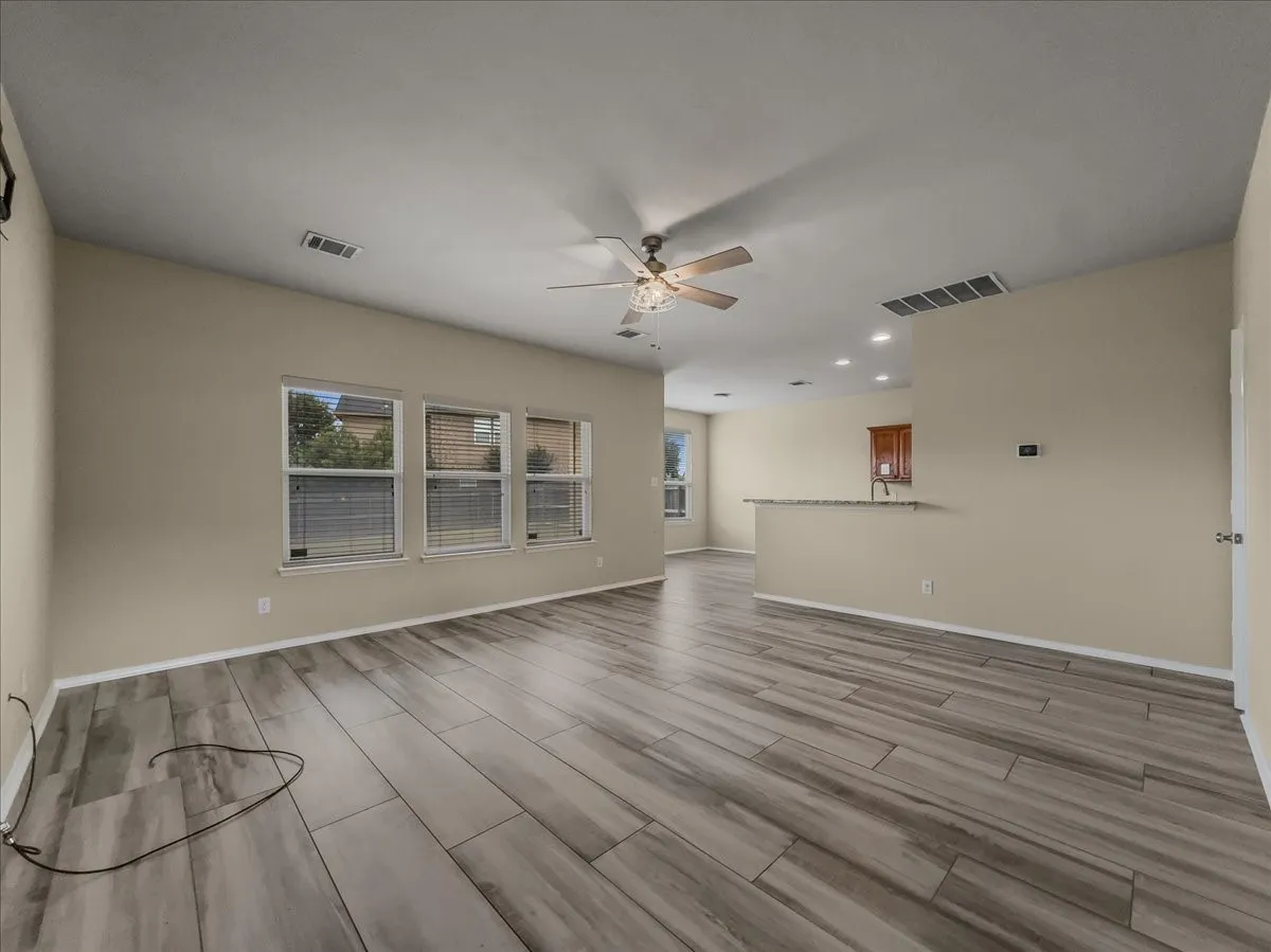 Single Family Residence For Sale in Tarrant County , 5701 Parkview Hills Lane, Fort Worth, Texas 76179, 3 Bedroom, 3 Bathroom, 2 Garage spaces, 1,702 Sqft, built in 2009, mls#21367385, Real Estate Agent in Fort Worth, Homes For Sale in Tarrant county, Homes For Sale in Fort Worth, Realtor in Fort Worth Texas, Real Estate Brokerage Independent Realty Texas, Luminita Cordes Realtor