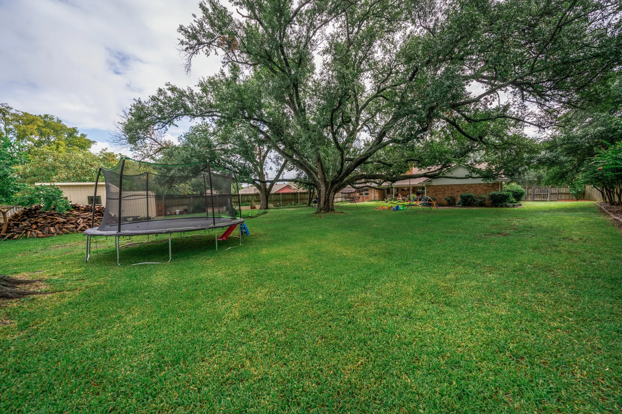 Single Family Residence For Sale in Smith County , 1413 S Main Street S, Lindale, Texas 75771, 3 Bedroom, 2 Bathroom, 2 Garage spaces, 2,104 Sqft, built in 1970, Price $385,000, mls#21364463, Real Estate Agent in Lindale, Homes For Sale in Smith county, Homes For Sale in Lindale, Realtor in Lindale Texas, Real Estate Brokerage Independent Realty Texas, Luminita Cordes Realtor