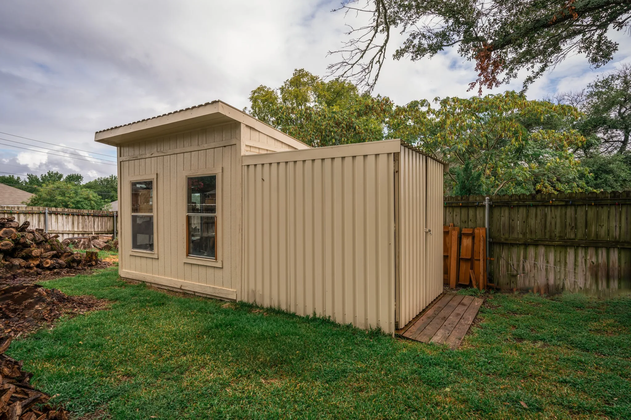 Single Family Residence For Sale in Smith County , 1413 S Main Street S, Lindale, Texas 75771, 3 Bedroom, 2 Bathroom, 2 Garage spaces, 2,104 Sqft, built in 1970, Price $385,000, mls#21364463, Real Estate Agent in Lindale, Homes For Sale in Smith county, Homes For Sale in Lindale, Realtor in Lindale Texas, Real Estate Brokerage Independent Realty Texas, Luminita Cordes Realtor
