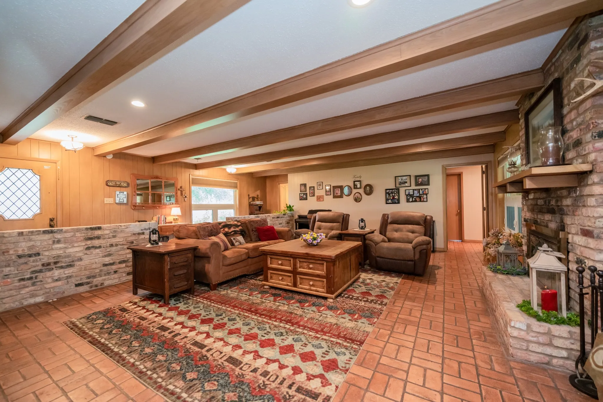 Single Family Residence For Sale in Smith County , 1413 S Main Street S, Lindale, Texas 75771, 3 Bedroom, 2 Bathroom, 2 Garage spaces, 2,104 Sqft, built in 1970, Price $385,000, mls#21364463, Real Estate Agent in Lindale, Homes For Sale in Smith county, Homes For Sale in Lindale, Realtor in Lindale Texas, Real Estate Brokerage Independent Realty Texas, Luminita Cordes Realtor