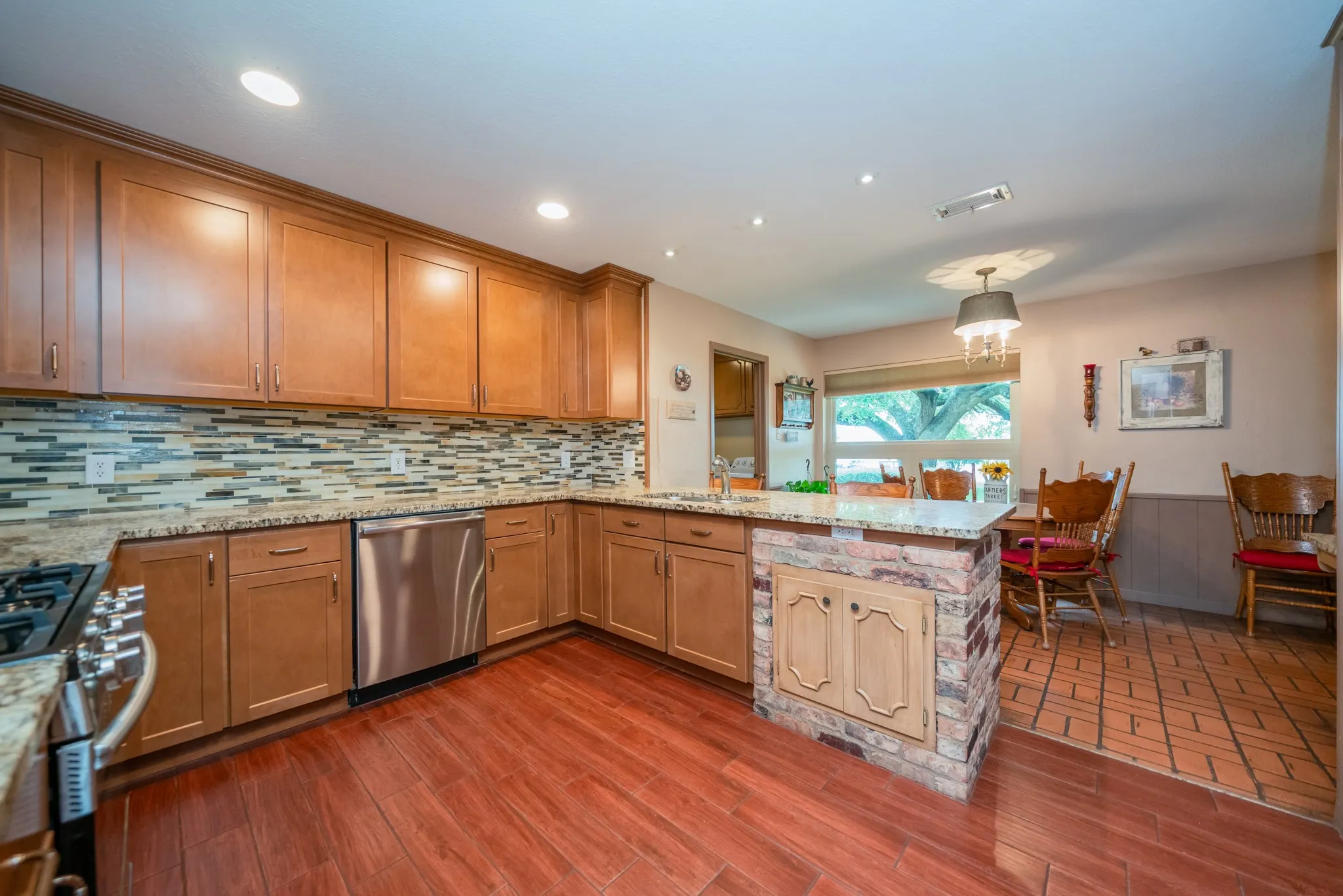 Single Family Residence For Sale in Smith County , 1413 S Main Street S, Lindale, Texas 75771, 3 Bedroom, 2 Bathroom, 2 Garage spaces, 2,104 Sqft, built in 1970, Price $385,000, mls#21364463, Real Estate Agent in Lindale, Homes For Sale in Smith county, Homes For Sale in Lindale, Realtor in Lindale Texas, Real Estate Brokerage Independent Realty Texas, Luminita Cordes Realtor