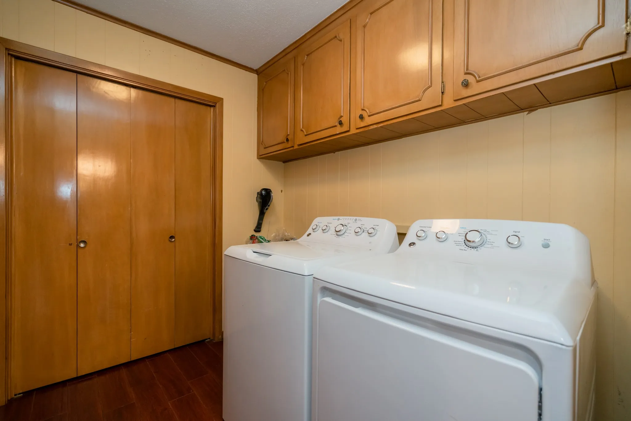 Single Family Residence For Sale in Smith County , 1413 S Main Street S, Lindale, Texas 75771, 3 Bedroom, 2 Bathroom, 2 Garage spaces, 2,104 Sqft, built in 1970, Price $385,000, mls#21364463, Real Estate Agent in Lindale, Homes For Sale in Smith county, Homes For Sale in Lindale, Realtor in Lindale Texas, Real Estate Brokerage Independent Realty Texas, Luminita Cordes Realtor