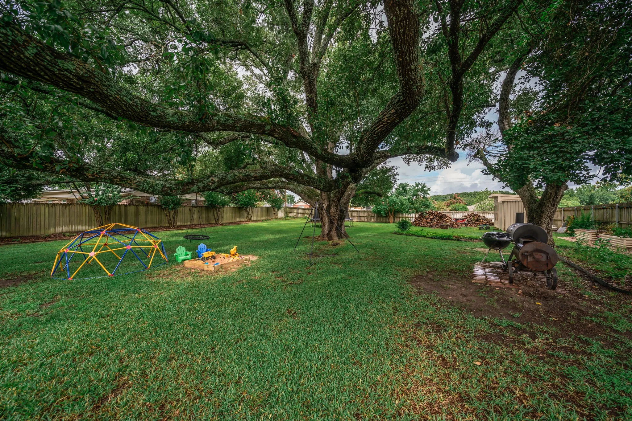 Single Family Residence For Sale in Smith County , 1413 S Main Street S, Lindale, Texas 75771, 3 Bedroom, 2 Bathroom, 2 Garage spaces, 2,104 Sqft, built in 1970, Price $385,000, mls#21364463, Real Estate Agent in Lindale, Homes For Sale in Smith county, Homes For Sale in Lindale, Realtor in Lindale Texas, Real Estate Brokerage Independent Realty Texas, Luminita Cordes Realtor