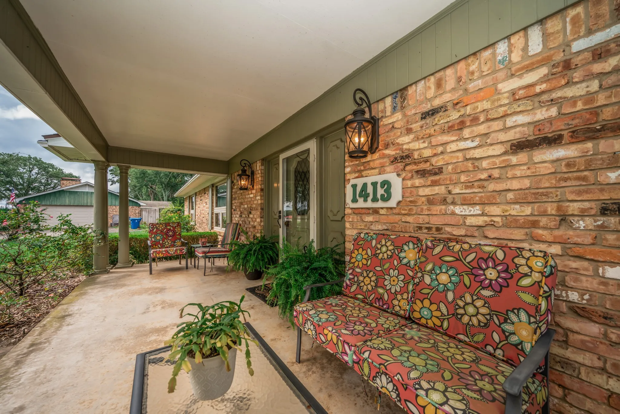 Single Family Residence For Sale in Smith County , 1413 S Main Street S, Lindale, Texas 75771, 3 Bedroom, 2 Bathroom, 2 Garage spaces, 2,104 Sqft, built in 1970, Price $385,000, mls#21364463, Real Estate Agent in Lindale, Homes For Sale in Smith county, Homes For Sale in Lindale, Realtor in Lindale Texas, Real Estate Brokerage Independent Realty Texas, Luminita Cordes Realtor