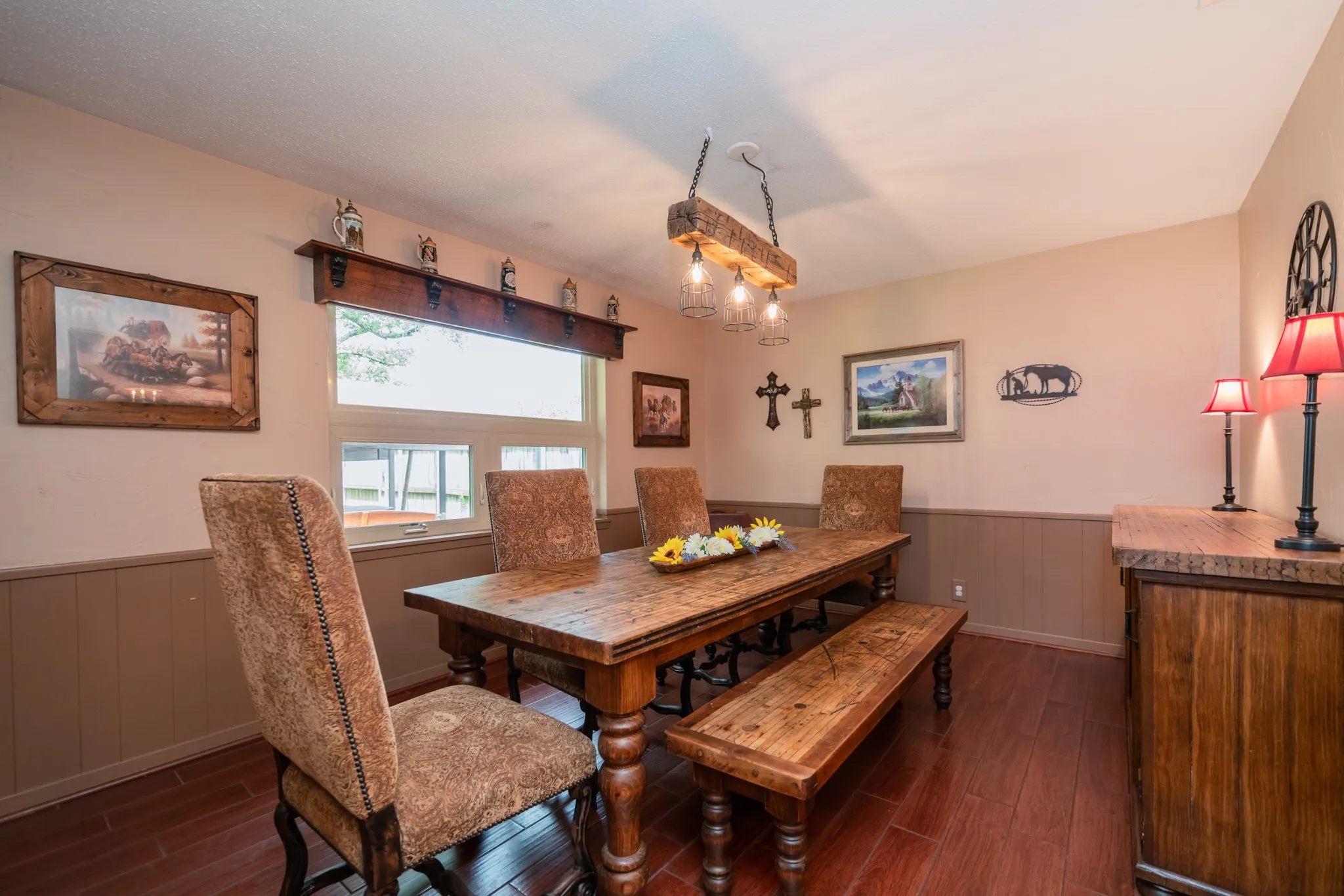 Single Family Residence For Sale in Smith County , 1413 S Main Street S, Lindale, Texas 75771, 3 Bedroom, 2 Bathroom, 2 Garage spaces, 2,104 Sqft, built in 1970, Price $385,000, mls#21364463, Real Estate Agent in Lindale, Homes For Sale in Smith county, Homes For Sale in Lindale, Realtor in Lindale Texas, Real Estate Brokerage Independent Realty Texas, Luminita Cordes Realtor