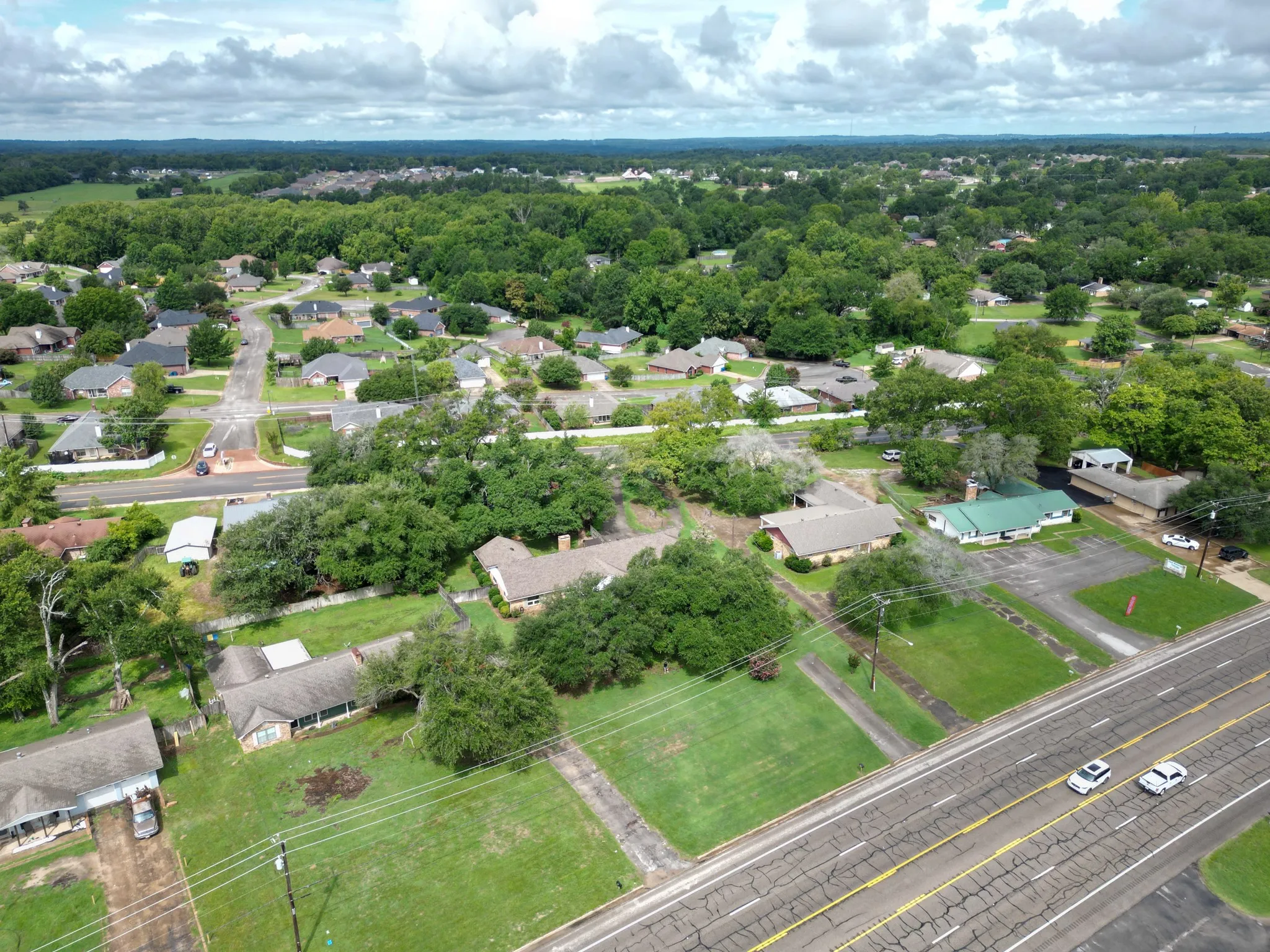 Single Family Residence For Sale in Smith County , 1413 S Main Street S, Lindale, Texas 75771, 3 Bedroom, 2 Bathroom, 2 Garage spaces, 2,104 Sqft, built in 1970, Price $385,000, mls#21364463, Real Estate Agent in Lindale, Homes For Sale in Smith county, Homes For Sale in Lindale, Realtor in Lindale Texas, Real Estate Brokerage Independent Realty Texas, Luminita Cordes Realtor