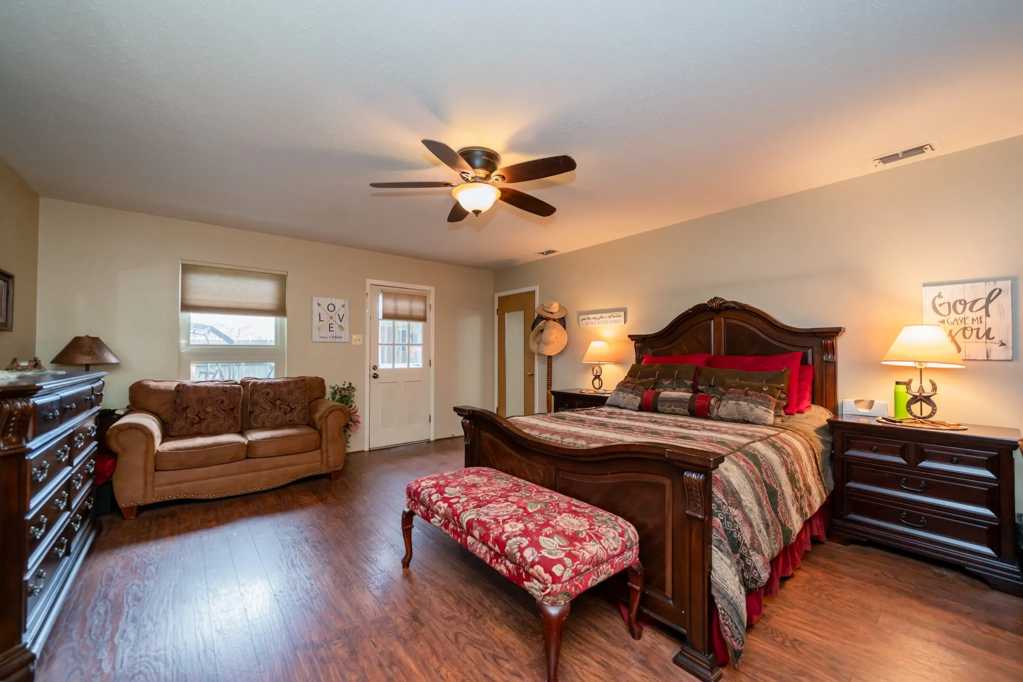 Single Family Residence For Sale in Smith County , 1413 S Main Street S, Lindale, Texas 75771, 3 Bedroom, 2 Bathroom, 2 Garage spaces, 2,104 Sqft, built in 1970, Price $385,000, mls#21364463, Real Estate Agent in Lindale, Homes For Sale in Smith county, Homes For Sale in Lindale, Realtor in Lindale Texas, Real Estate Brokerage Independent Realty Texas, Luminita Cordes Realtor