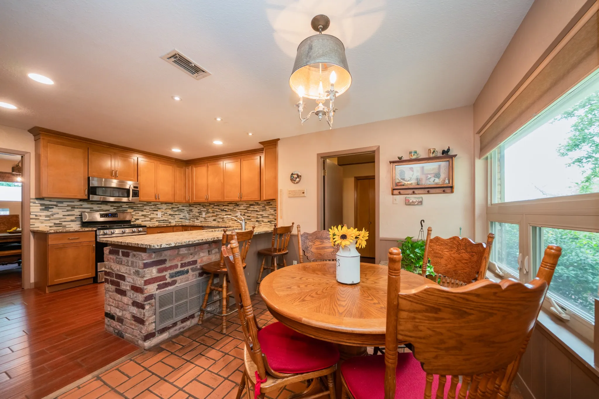 Single Family Residence For Sale in Smith County , 1413 S Main Street S, Lindale, Texas 75771, 3 Bedroom, 2 Bathroom, 2 Garage spaces, 2,104 Sqft, built in 1970, Price $385,000, mls#21364463, Real Estate Agent in Lindale, Homes For Sale in Smith county, Homes For Sale in Lindale, Realtor in Lindale Texas, Real Estate Brokerage Independent Realty Texas, Luminita Cordes Realtor