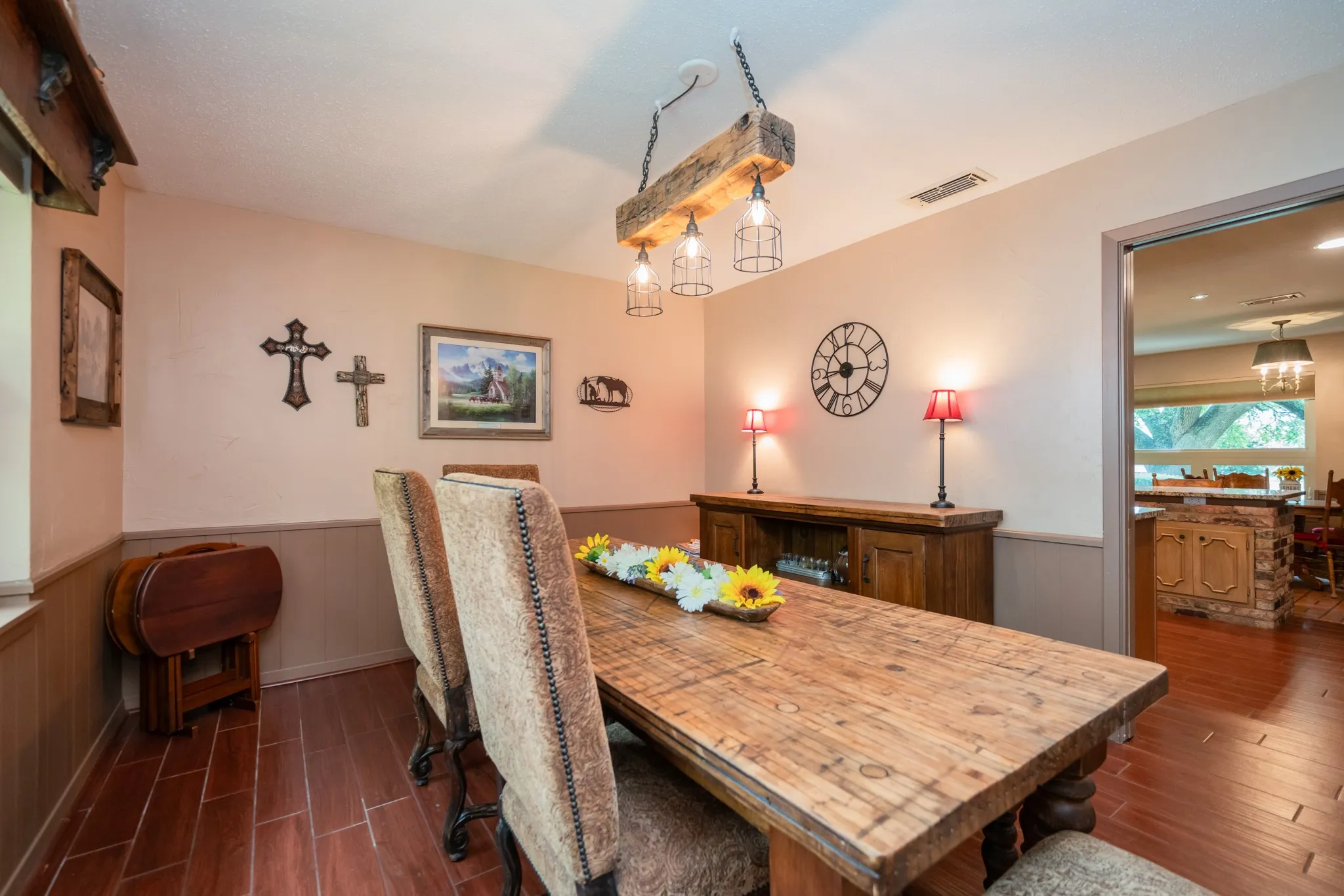 Single Family Residence For Sale in Smith County , 1413 S Main Street S, Lindale, Texas 75771, 3 Bedroom, 2 Bathroom, 2 Garage spaces, 2,104 Sqft, built in 1970, Price $385,000, mls#21364463, Real Estate Agent in Lindale, Homes For Sale in Smith county, Homes For Sale in Lindale, Realtor in Lindale Texas, Real Estate Brokerage Independent Realty Texas, Luminita Cordes Realtor