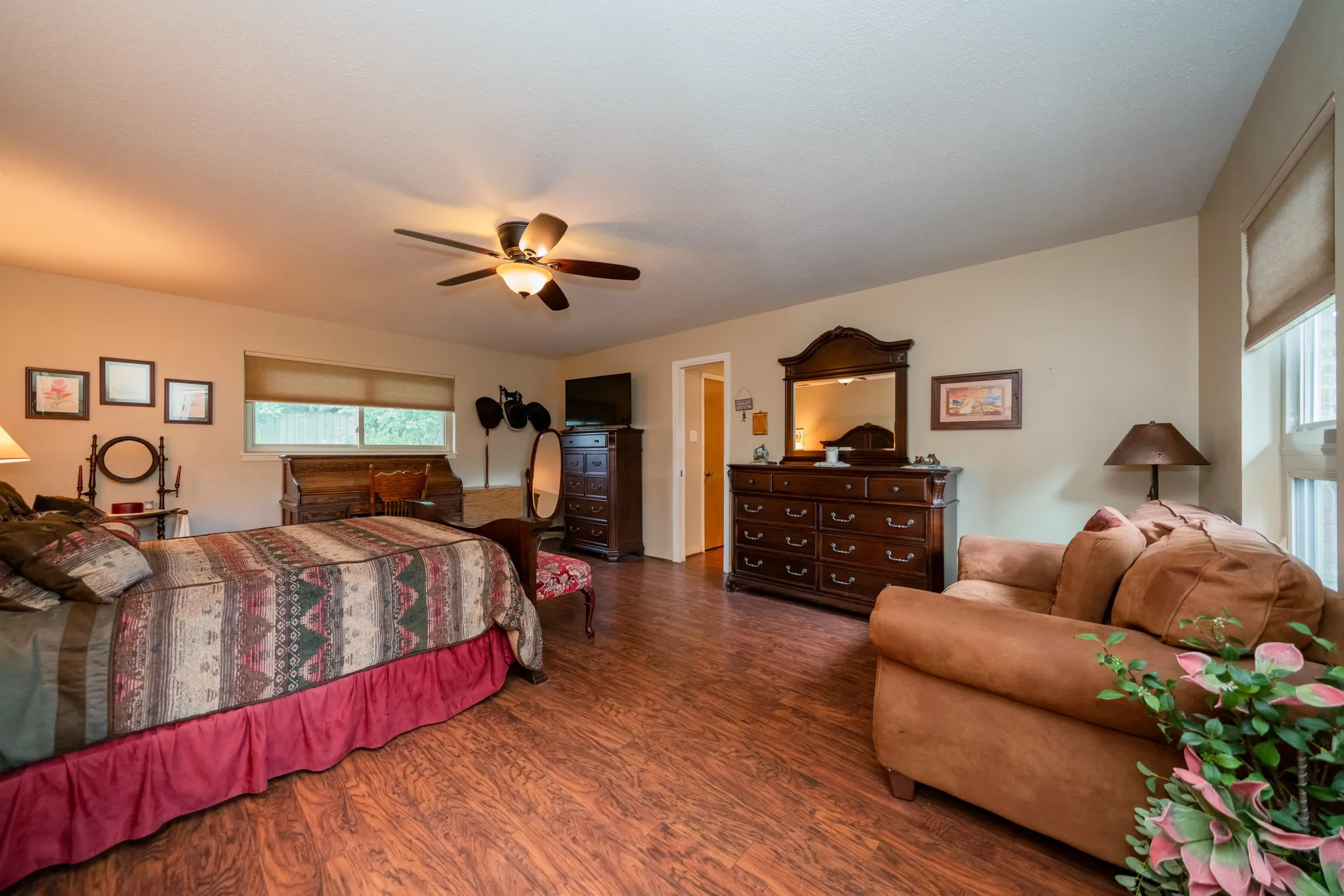 Single Family Residence For Sale in Smith County , 1413 S Main Street S, Lindale, Texas 75771, 3 Bedroom, 2 Bathroom, 2 Garage spaces, 2,104 Sqft, built in 1970, Price $385,000, mls#21364463, Real Estate Agent in Lindale, Homes For Sale in Smith county, Homes For Sale in Lindale, Realtor in Lindale Texas, Real Estate Brokerage Independent Realty Texas, Luminita Cordes Realtor