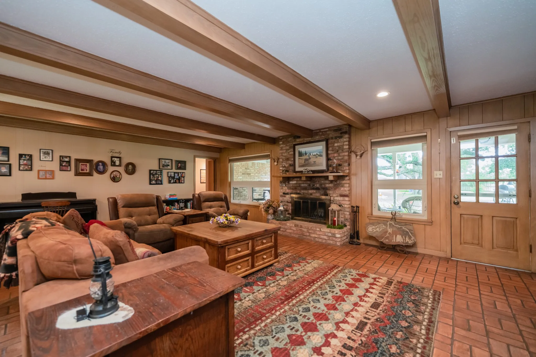 Single Family Residence For Sale in Smith County , 1413 S Main Street S, Lindale, Texas 75771, 3 Bedroom, 2 Bathroom, 2 Garage spaces, 2,104 Sqft, built in 1970, Price $385,000, mls#21364463, Real Estate Agent in Lindale, Homes For Sale in Smith county, Homes For Sale in Lindale, Realtor in Lindale Texas, Real Estate Brokerage Independent Realty Texas, Luminita Cordes Realtor