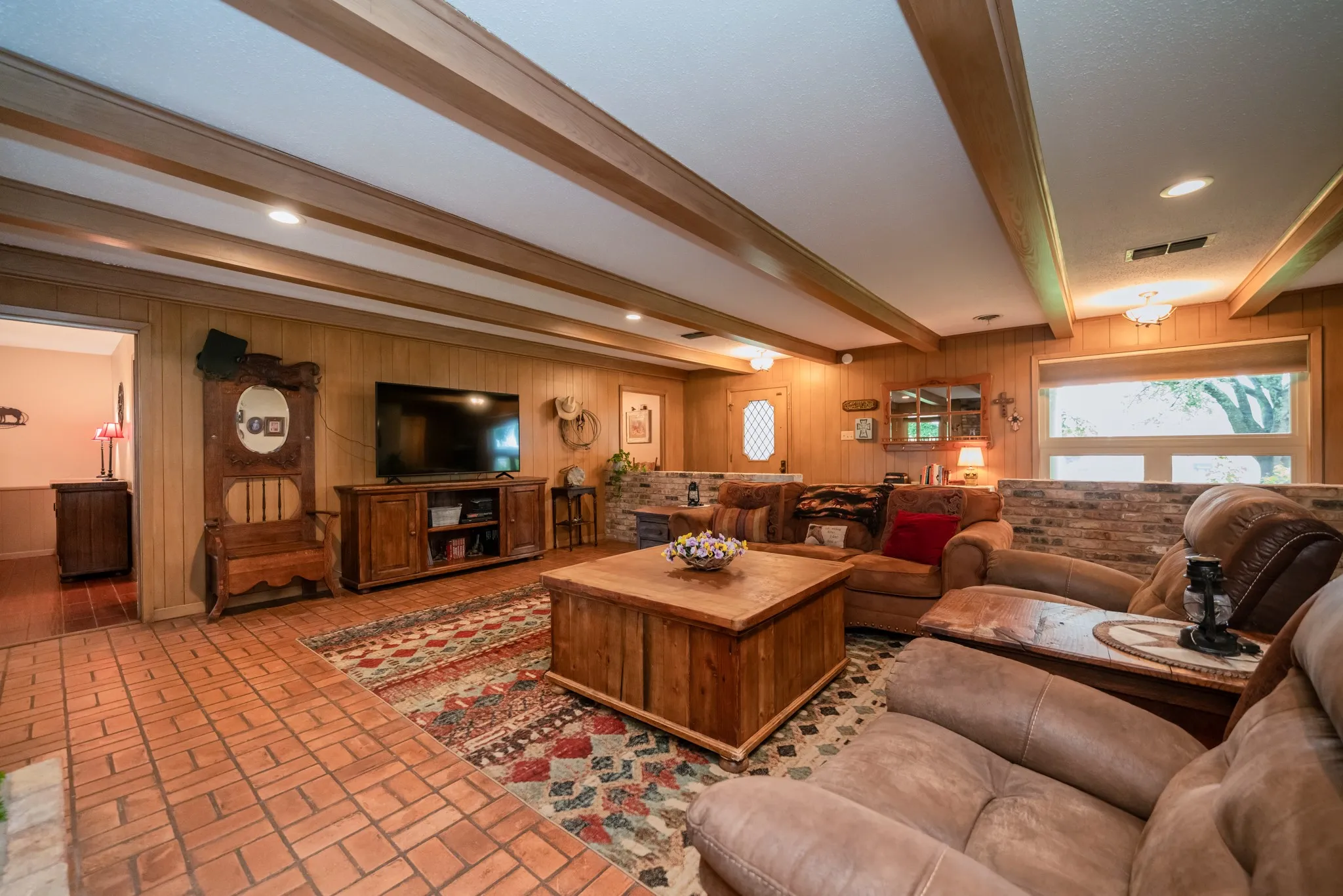 Single Family Residence For Sale in Smith County , 1413 S Main Street S, Lindale, Texas 75771, 3 Bedroom, 2 Bathroom, 2 Garage spaces, 2,104 Sqft, built in 1970, Price $385,000, mls#21364463, Real Estate Agent in Lindale, Homes For Sale in Smith county, Homes For Sale in Lindale, Realtor in Lindale Texas, Real Estate Brokerage Independent Realty Texas, Luminita Cordes Realtor
