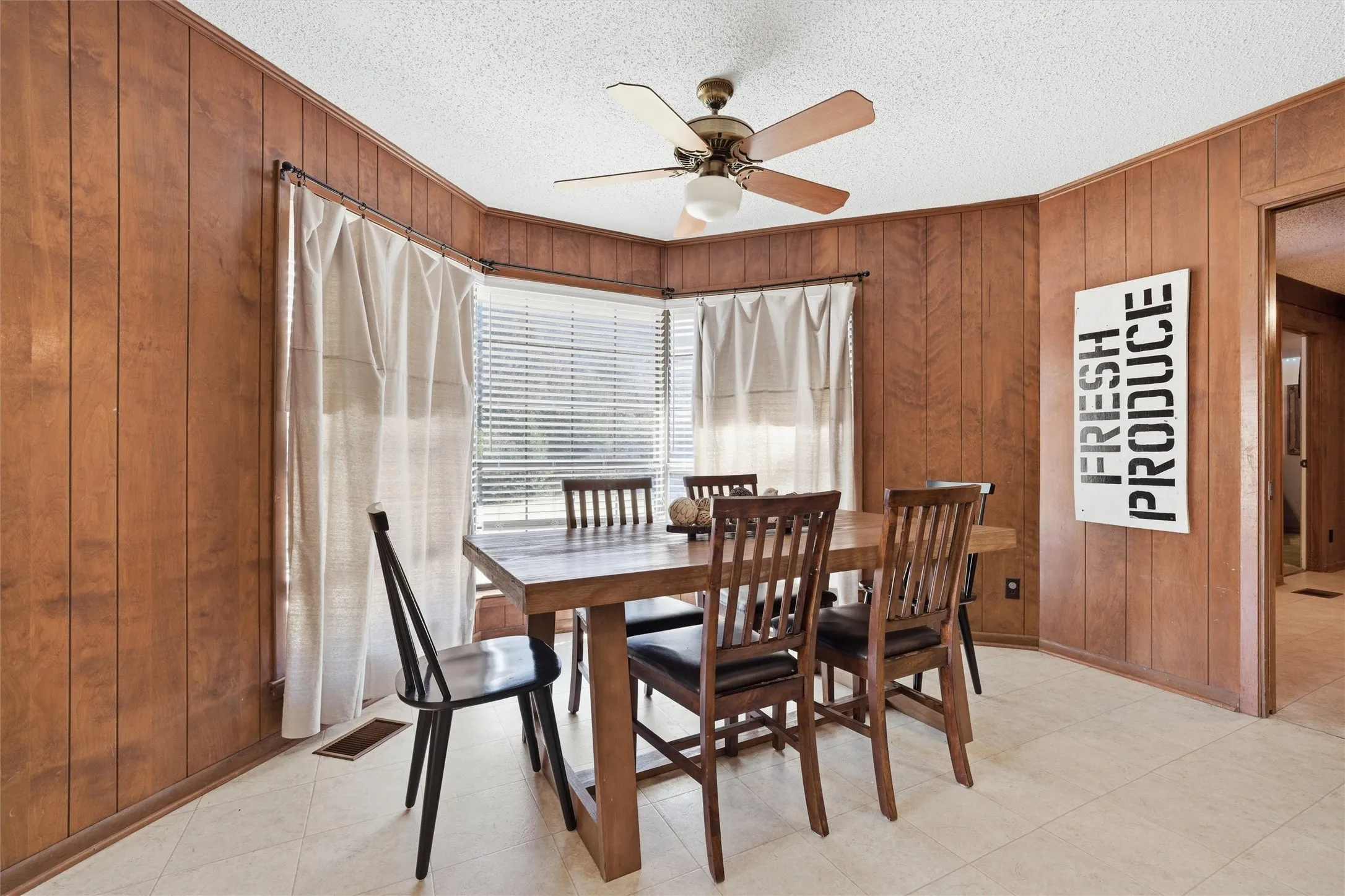 Single Family Residence For Sale in Bosque County , 2210 White Street, Clifton, Texas 76634, 5 Bedroom, 4 Bathroom, 2 Garage spaces, 3,438 Sqft, built in 1980, mls#21367704, Real Estate Agent in Clifton, Homes For Sale in Bosque county, Homes For Sale in Clifton, Realtor in Clifton Texas, Real Estate Brokerage Independent Realty Texas, Luminita Cordes Realtor
