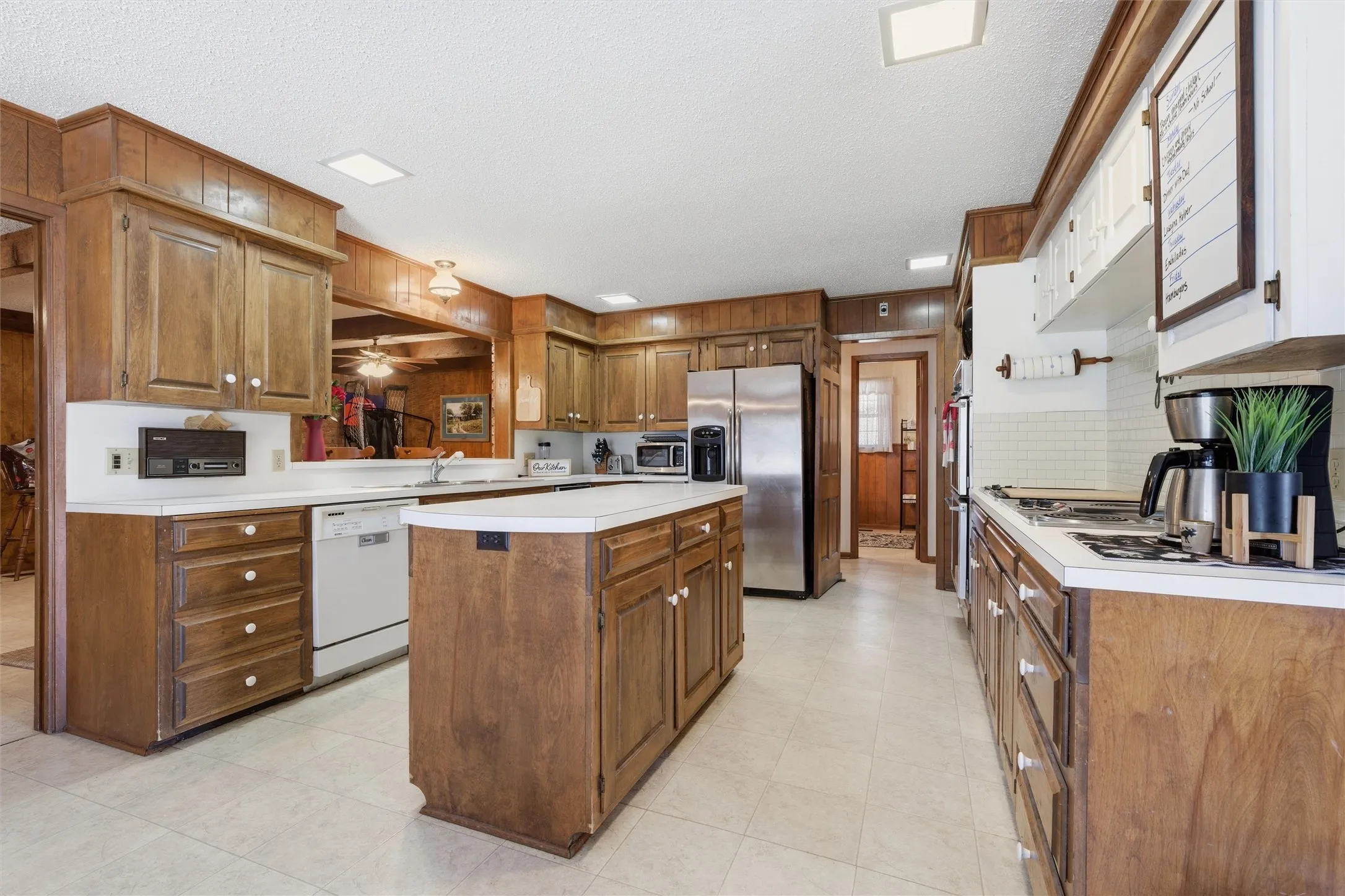 Single Family Residence For Sale in Bosque County , 2210 White Street, Clifton, Texas 76634, 5 Bedroom, 4 Bathroom, 2 Garage spaces, 3,438 Sqft, built in 1980, mls#21367704, Real Estate Agent in Clifton, Homes For Sale in Bosque county, Homes For Sale in Clifton, Realtor in Clifton Texas, Real Estate Brokerage Independent Realty Texas, Luminita Cordes Realtor