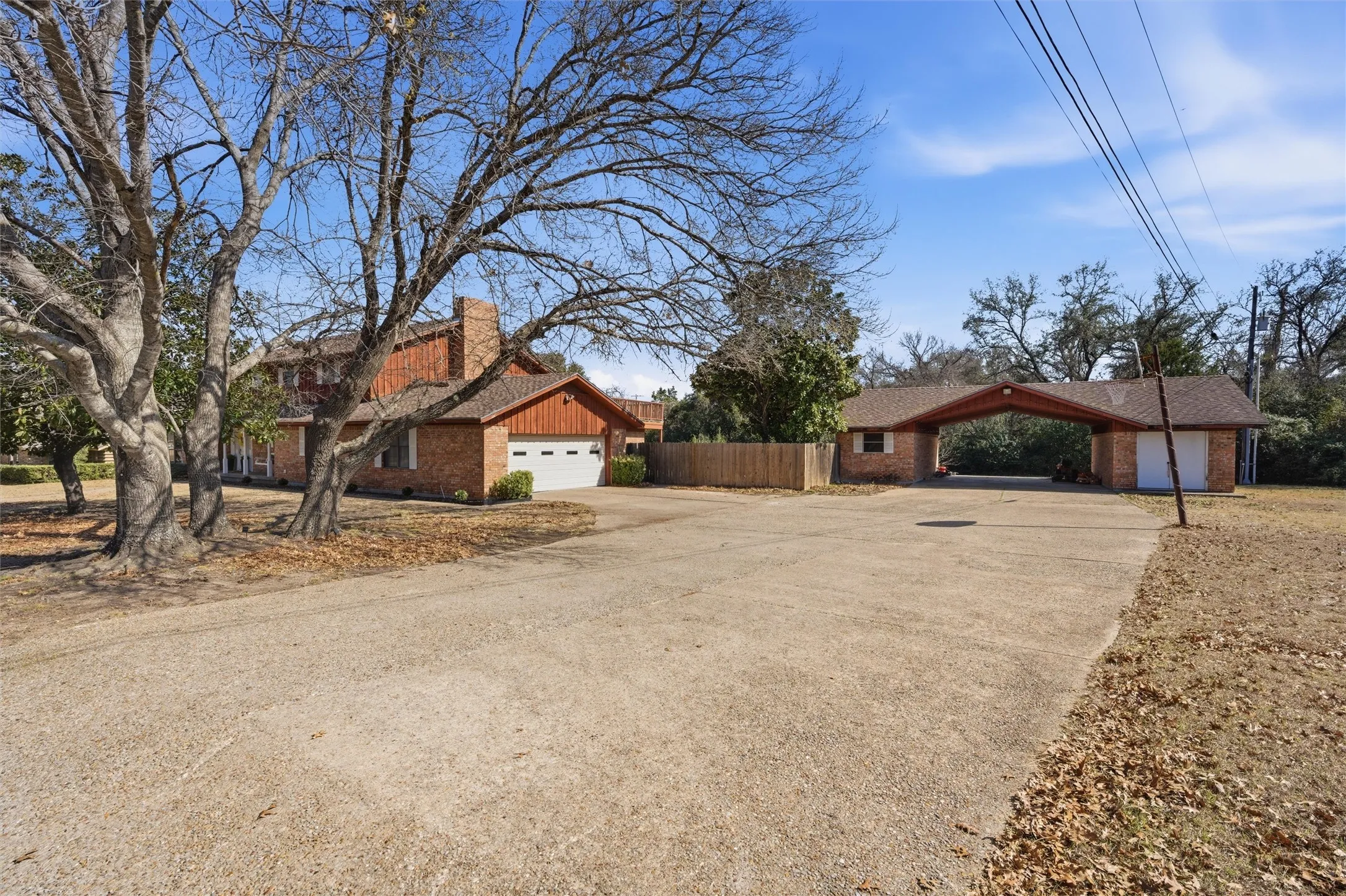 Single Family Residence For Sale in Bosque County , 2210 White Street, Clifton, Texas 76634, 5 Bedroom, 4 Bathroom, 2 Garage spaces, 3,438 Sqft, built in 1980, mls#21367704, Real Estate Agent in Clifton, Homes For Sale in Bosque county, Homes For Sale in Clifton, Realtor in Clifton Texas, Real Estate Brokerage Independent Realty Texas, Luminita Cordes Realtor