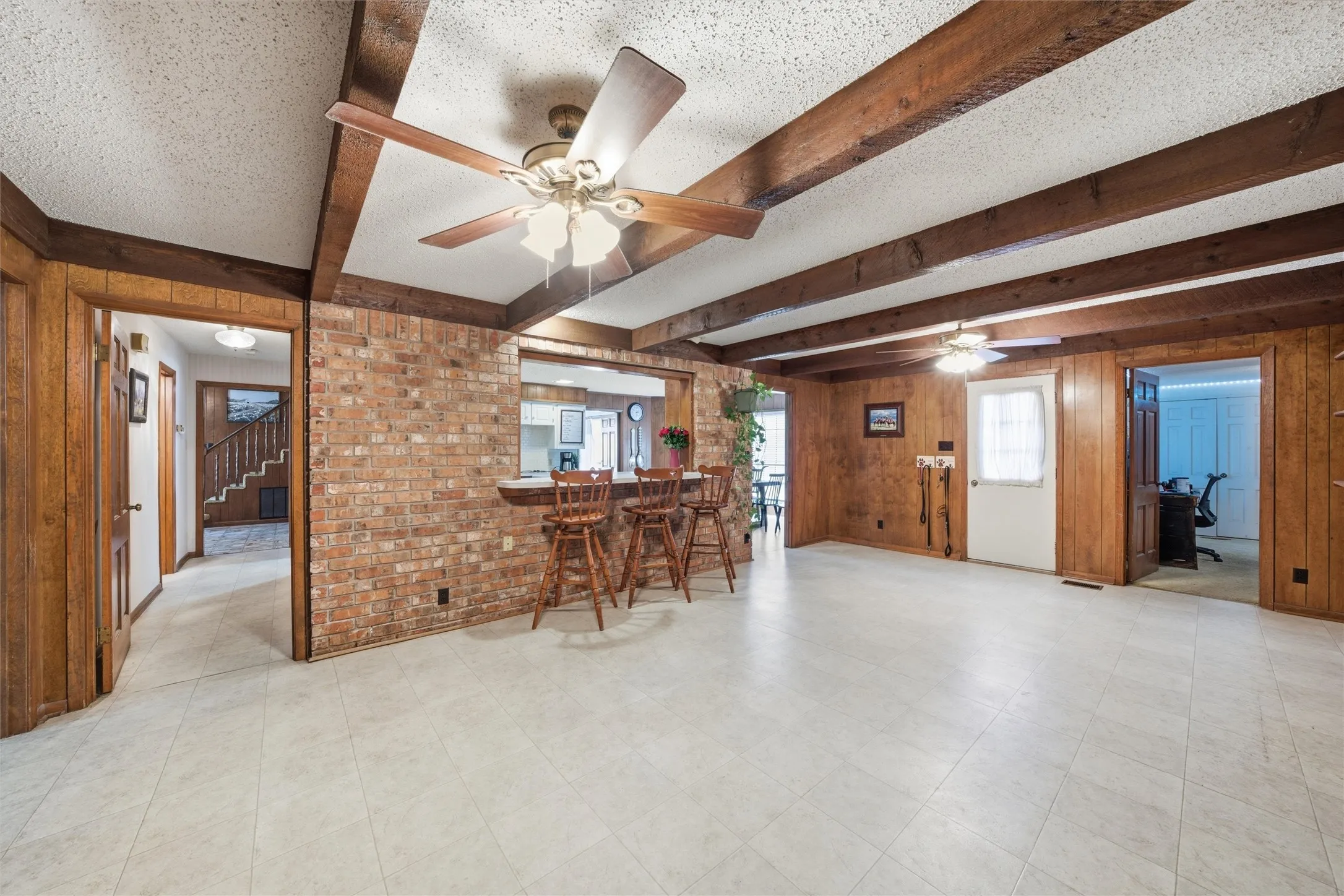 Single Family Residence For Sale in Bosque County , 2210 White Street, Clifton, Texas 76634, 5 Bedroom, 4 Bathroom, 2 Garage spaces, 3,438 Sqft, built in 1980, mls#21367704, Real Estate Agent in Clifton, Homes For Sale in Bosque county, Homes For Sale in Clifton, Realtor in Clifton Texas, Real Estate Brokerage Independent Realty Texas, Luminita Cordes Realtor