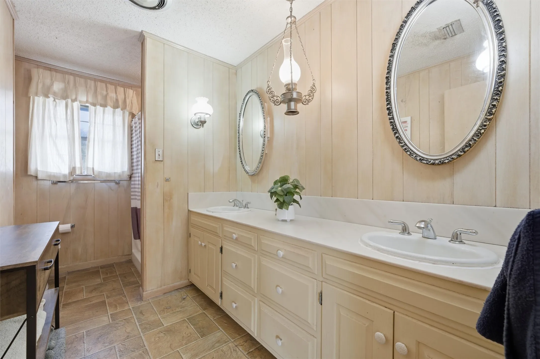 Single Family Residence For Sale in Bosque County , 2210 White Street, Clifton, Texas 76634, 5 Bedroom, 4 Bathroom, 2 Garage spaces, 3,438 Sqft, built in 1980, mls#21367704, Real Estate Agent in Clifton, Homes For Sale in Bosque county, Homes For Sale in Clifton, Realtor in Clifton Texas, Real Estate Brokerage Independent Realty Texas, Luminita Cordes Realtor