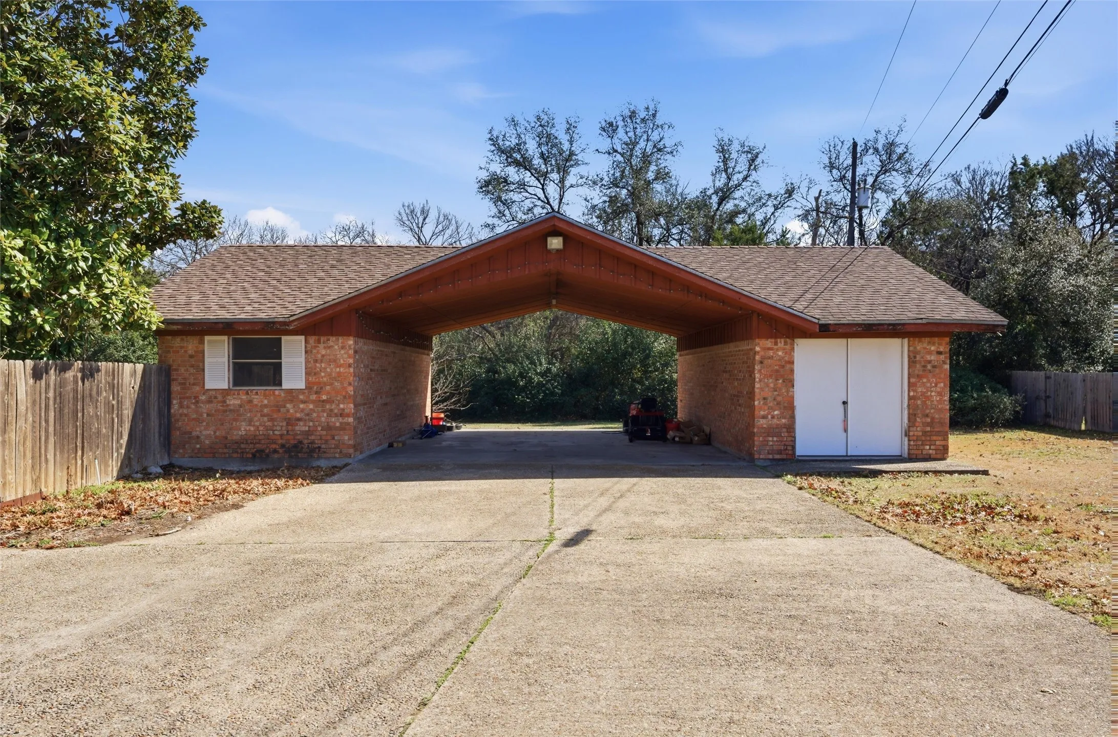 Single Family Residence For Sale in Bosque County , 2210 White Street, Clifton, Texas 76634, 5 Bedroom, 4 Bathroom, 2 Garage spaces, 3,438 Sqft, built in 1980, mls#21367704, Real Estate Agent in Clifton, Homes For Sale in Bosque county, Homes For Sale in Clifton, Realtor in Clifton Texas, Real Estate Brokerage Independent Realty Texas, Luminita Cordes Realtor