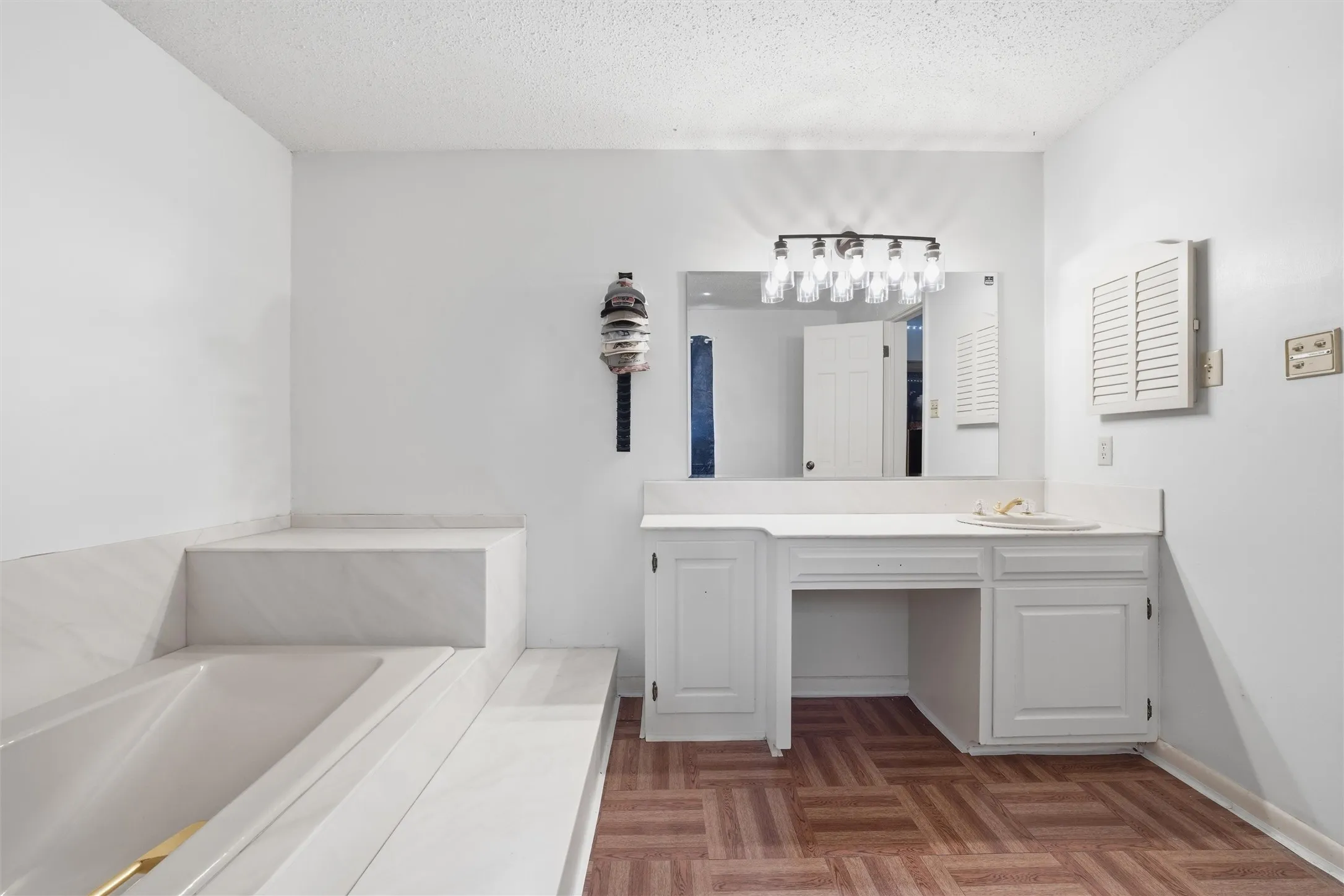 Single Family Residence For Sale in Bosque County , 2210 White Street, Clifton, Texas 76634, 5 Bedroom, 4 Bathroom, 2 Garage spaces, 3,438 Sqft, built in 1980, mls#21367704, Real Estate Agent in Clifton, Homes For Sale in Bosque county, Homes For Sale in Clifton, Realtor in Clifton Texas, Real Estate Brokerage Independent Realty Texas, Luminita Cordes Realtor
