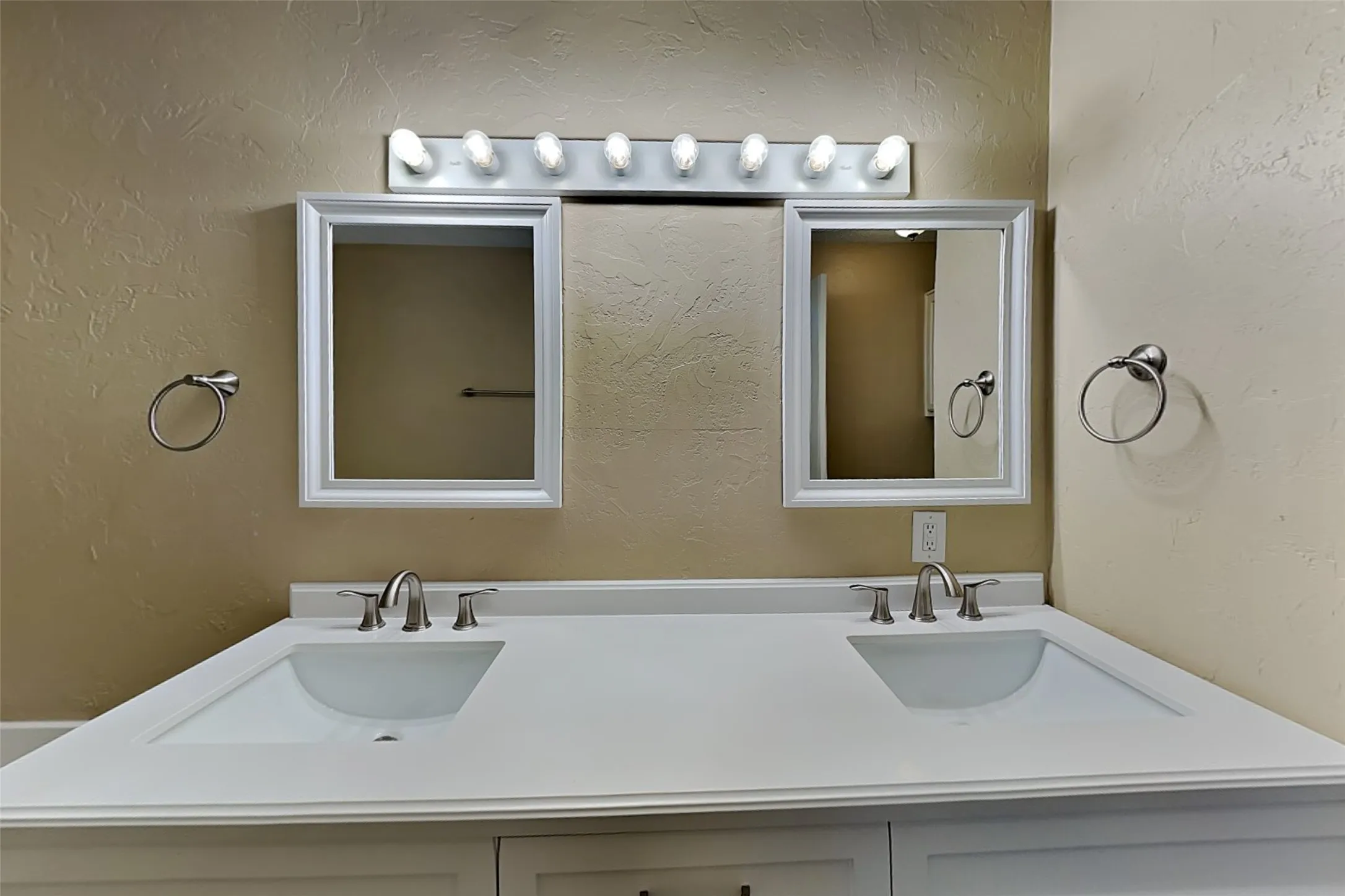 Single Family Residence For Rent in Denton County , 1112 Colony Street, Flower Mound, Texas 75028, 3 Bedroom, 2 Bathroom, 2 Garage spaces, 1,641 Sqft, built in 1985, mls#21367720, Real Estate Agent in Flower Mound, Homes For Rent in Denton county, Homes For Rent in Flower Mound, Realtor in Flower Mound Texas, Real Estate Brokerage Independent Realty Texas, Luminita Cordes Realtor