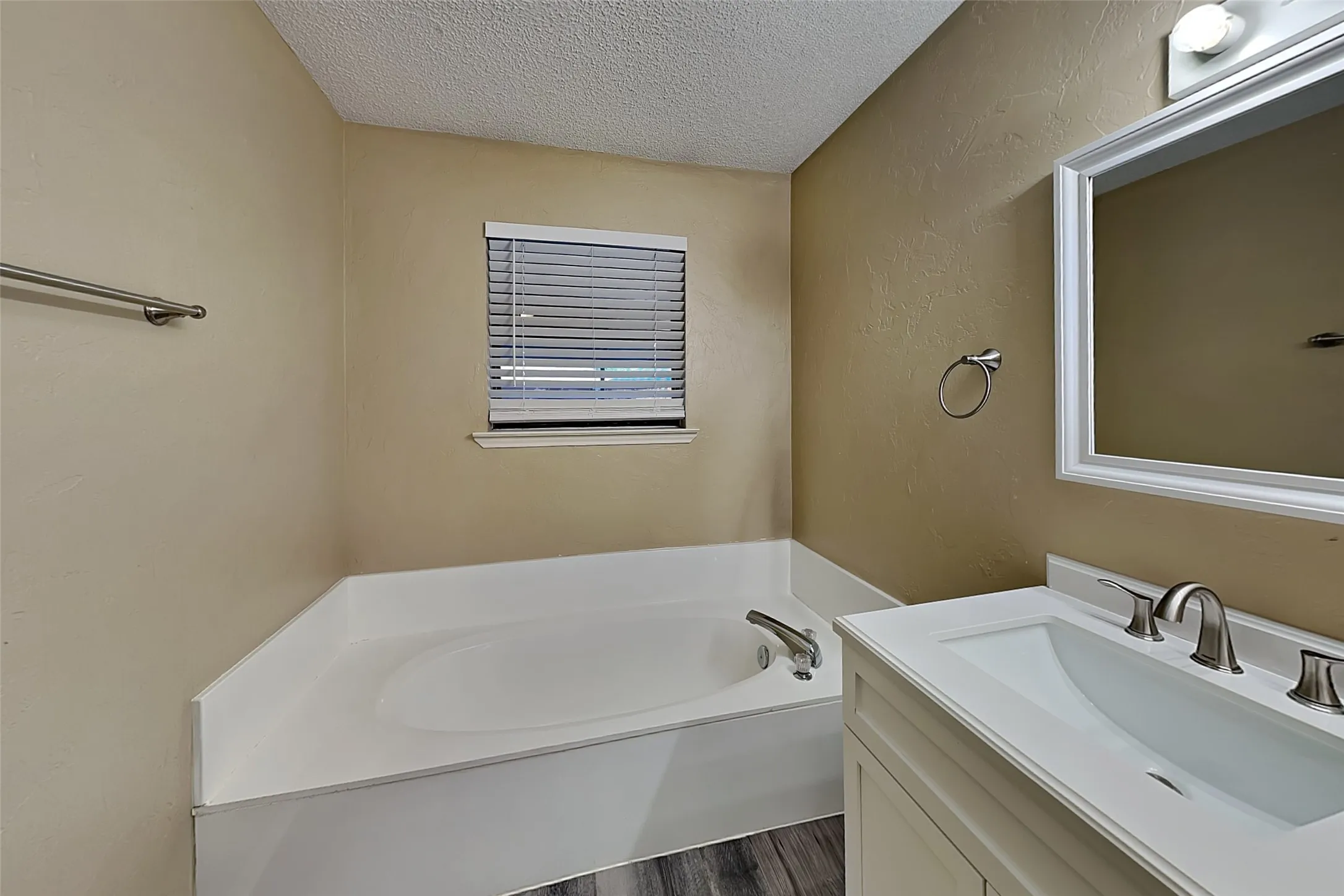Single Family Residence For Rent in Denton County , 1112 Colony Street, Flower Mound, Texas 75028, 3 Bedroom, 2 Bathroom, 2 Garage spaces, 1,641 Sqft, built in 1985, mls#21367720, Real Estate Agent in Flower Mound, Homes For Rent in Denton county, Homes For Rent in Flower Mound, Realtor in Flower Mound Texas, Real Estate Brokerage Independent Realty Texas, Luminita Cordes Realtor
