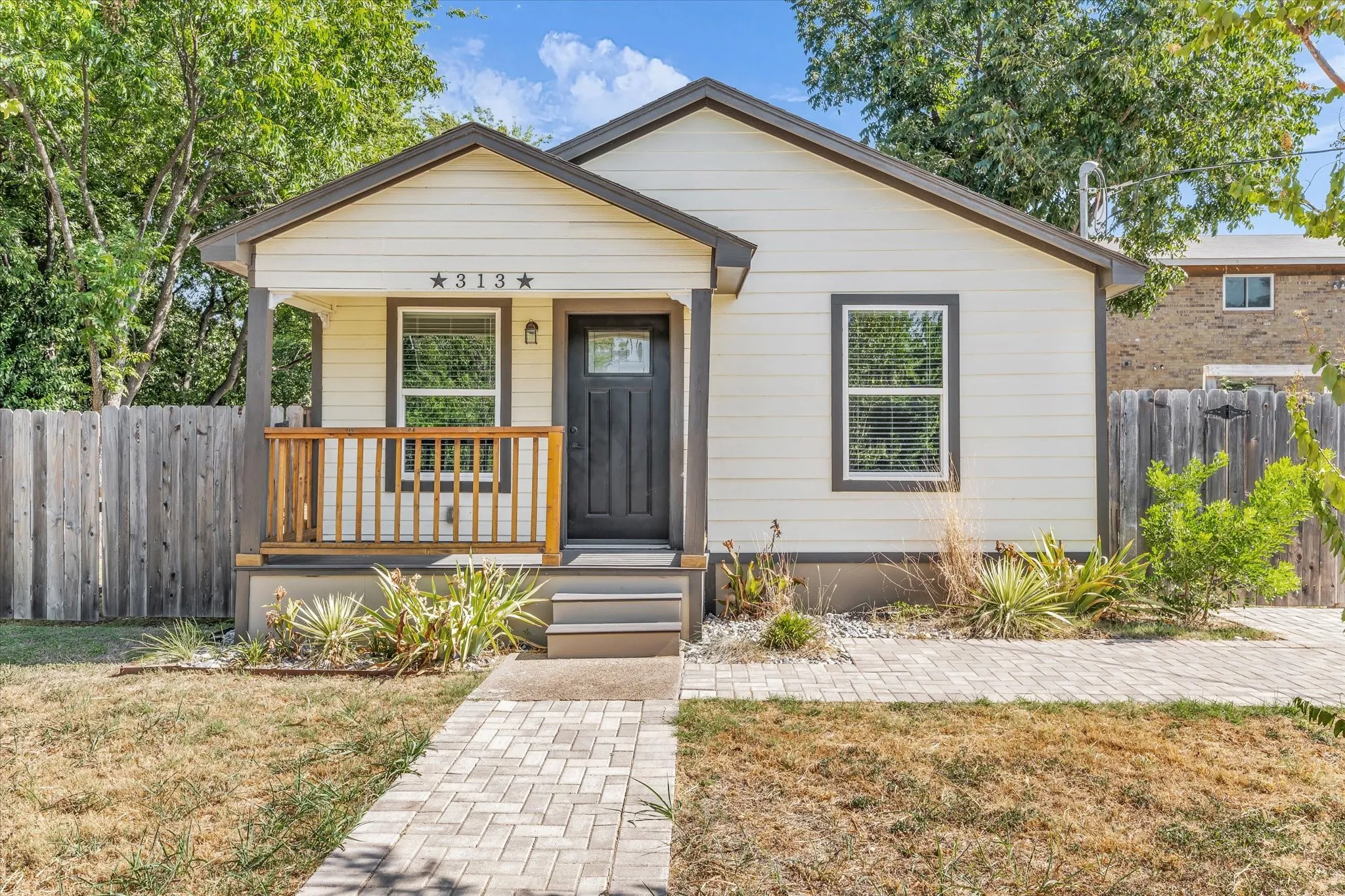 Single Family Residence For Sale in Bell County , 313 E Texas Avenue, Killeen, Texas 76541, 2 Bedroom, 2 Bathroom, Garage spaces, 836 Sqft, built in 1985, mls#21367669, Real Estate Agent in Killeen, Homes For Sale in Bell county, Homes For Sale in Killeen, Realtor in Killeen Texas, Real Estate Brokerage Independent Realty Texas, Luminita Cordes Realtor