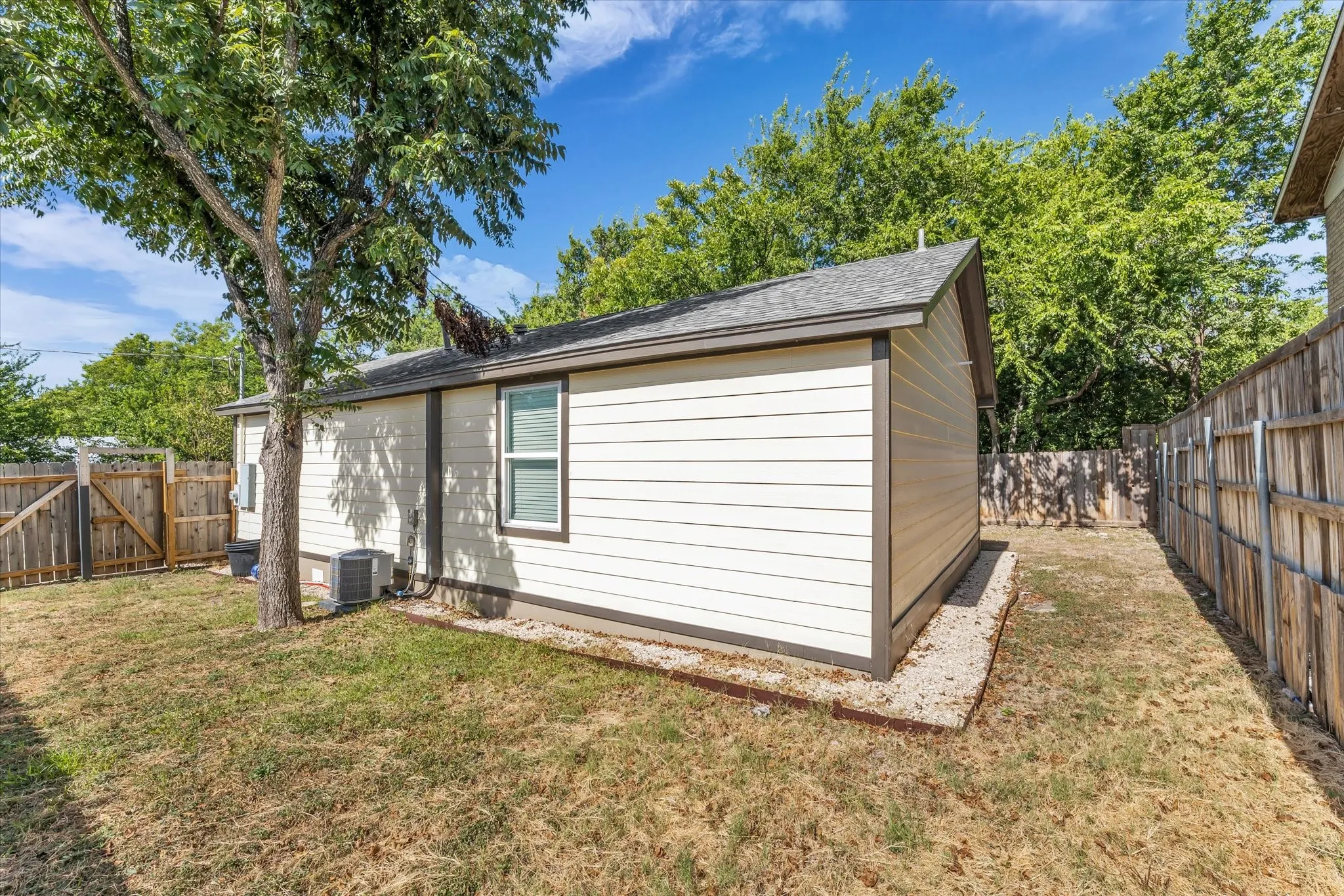 Single Family Residence For Sale in Bell County , 313 E Texas Avenue, Killeen, Texas 76541, 2 Bedroom, 2 Bathroom, Garage spaces, 836 Sqft, built in 1985, mls#21367669, Real Estate Agent in Killeen, Homes For Sale in Bell county, Homes For Sale in Killeen, Realtor in Killeen Texas, Real Estate Brokerage Independent Realty Texas, Luminita Cordes Realtor