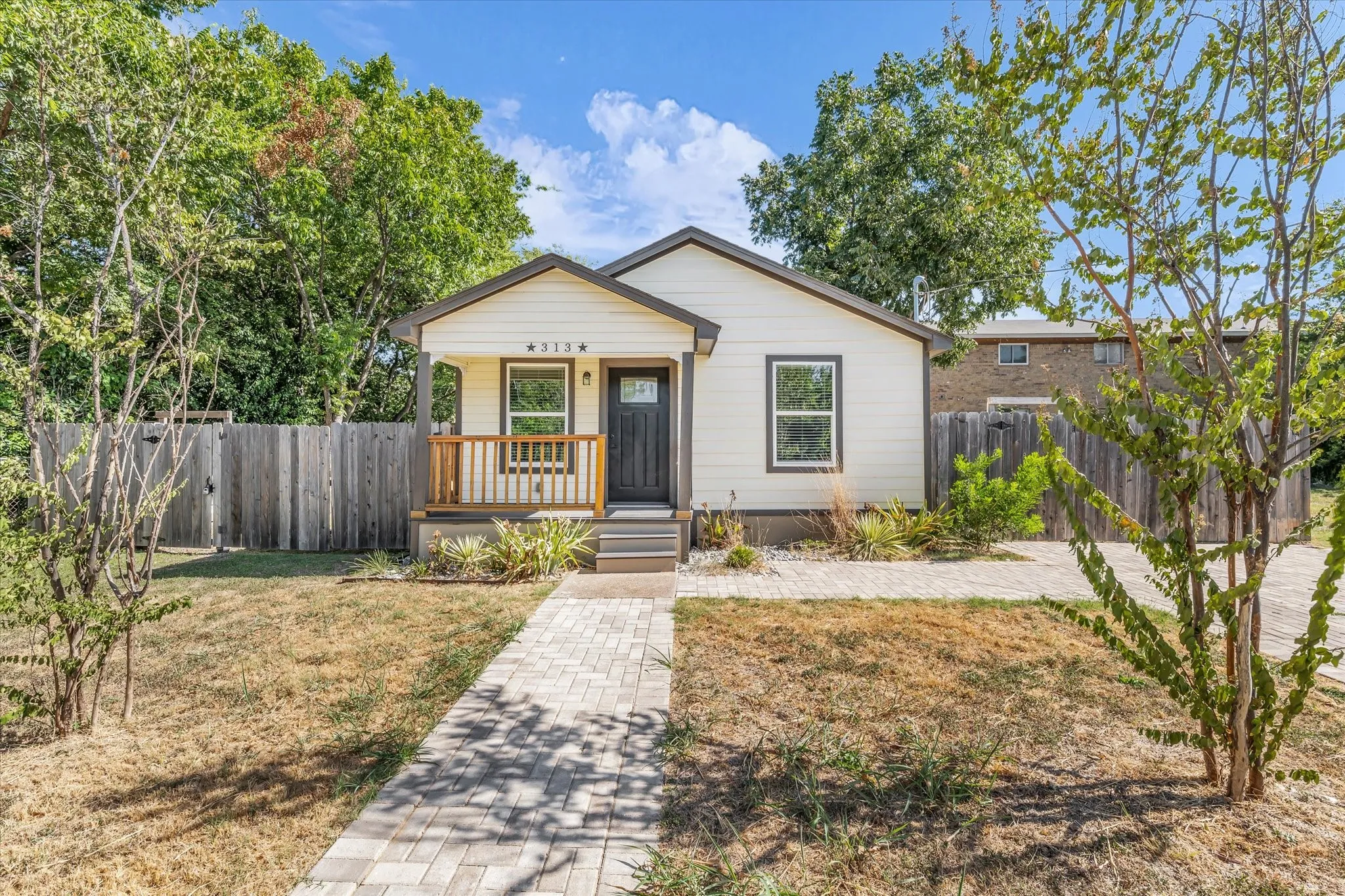 Single Family Residence For Sale in Bell County , 313 E Texas Avenue, Killeen, Texas 76541, 2 Bedroom, 2 Bathroom, Garage spaces, 836 Sqft, built in 1985, mls#21367669, Real Estate Agent in Killeen, Homes For Sale in Bell county, Homes For Sale in Killeen, Realtor in Killeen Texas, Real Estate Brokerage Independent Realty Texas, Luminita Cordes Realtor