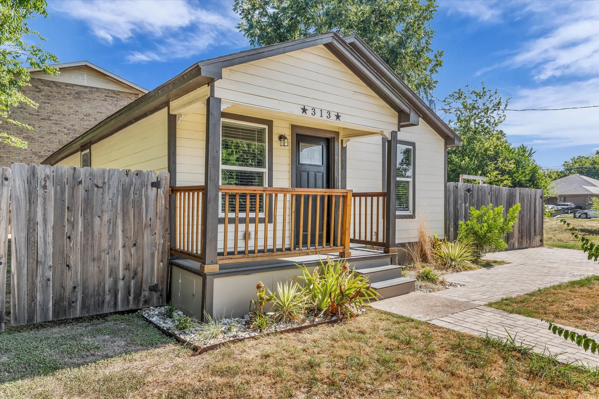 Single Family Residence For Sale in Bell County , 313 E Texas Avenue, Killeen, Texas 76541, 2 Bedroom, 2 Bathroom, Garage spaces, 836 Sqft, built in 1985, mls#21367669, Real Estate Agent in Killeen, Homes For Sale in Bell county, Homes For Sale in Killeen, Realtor in Killeen Texas, Real Estate Brokerage Independent Realty Texas, Luminita Cordes Realtor