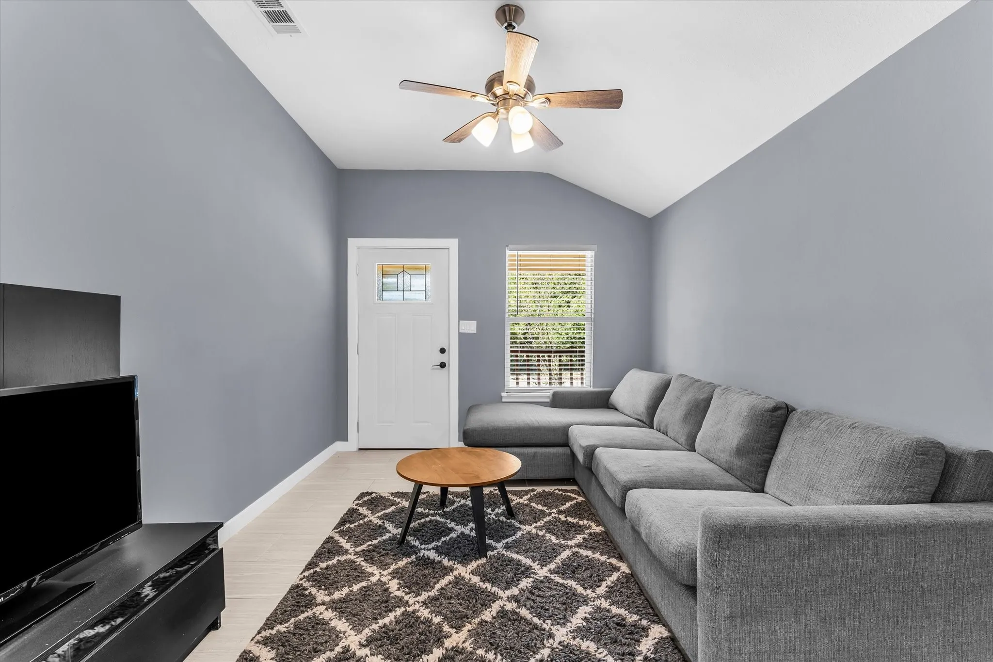 Single Family Residence For Sale in Bell County , 313 E Texas Avenue, Killeen, Texas 76541, 2 Bedroom, 2 Bathroom, Garage spaces, 836 Sqft, built in 1985, mls#21367669, Real Estate Agent in Killeen, Homes For Sale in Bell county, Homes For Sale in Killeen, Realtor in Killeen Texas, Real Estate Brokerage Independent Realty Texas, Luminita Cordes Realtor