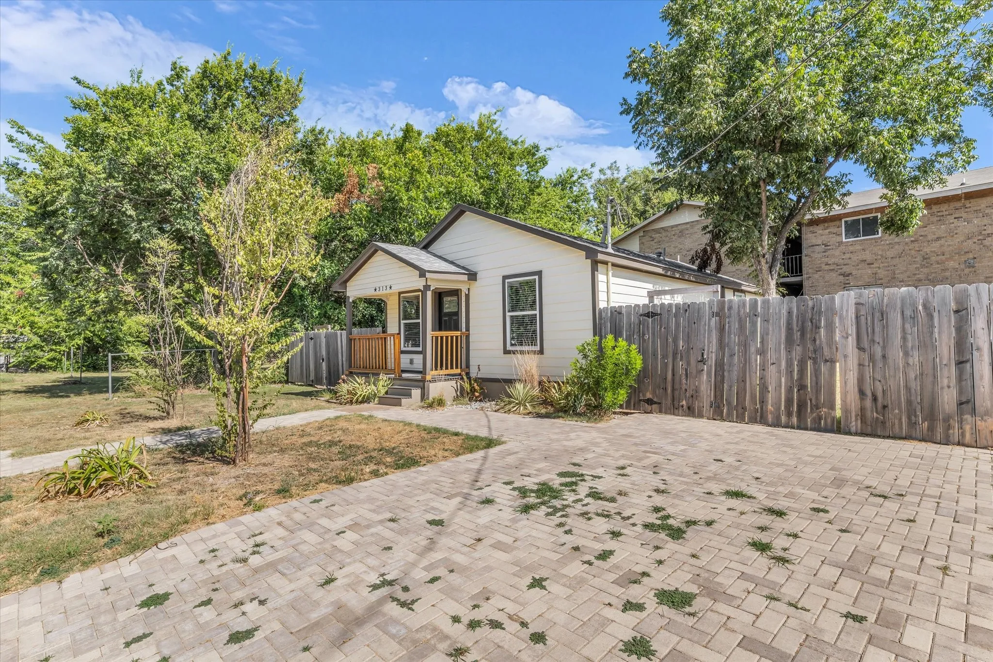 Single Family Residence For Sale in Bell County , 313 E Texas Avenue, Killeen, Texas 76541, 2 Bedroom, 2 Bathroom, Garage spaces, 836 Sqft, built in 1985, mls#21367669, Real Estate Agent in Killeen, Homes For Sale in Bell county, Homes For Sale in Killeen, Realtor in Killeen Texas, Real Estate Brokerage Independent Realty Texas, Luminita Cordes Realtor