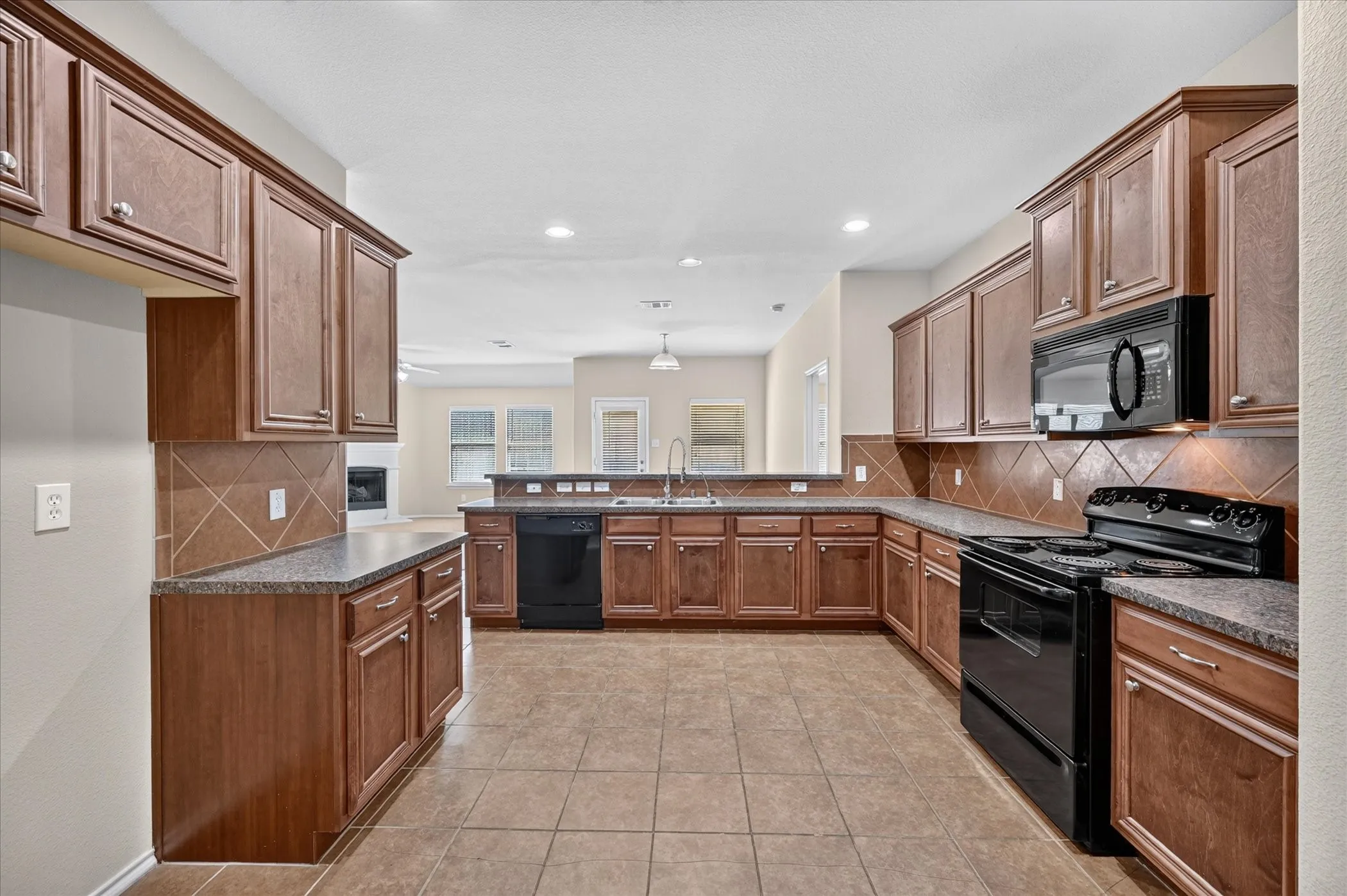 Single Family Residence For Rent in Denton County , 14911 Riverside Drive, Little Elm, Texas 75068, 3 Bedroom, 2 Bathroom, 2 Garage spaces, 1,882 Sqft, built in 2010, mls#21367710, Real Estate Agent in Little Elm, Homes For Rent in Denton county, Homes For Rent in Little Elm, Realtor in Little Elm Texas, Real Estate Brokerage Independent Realty Texas, Luminita Cordes Realtor